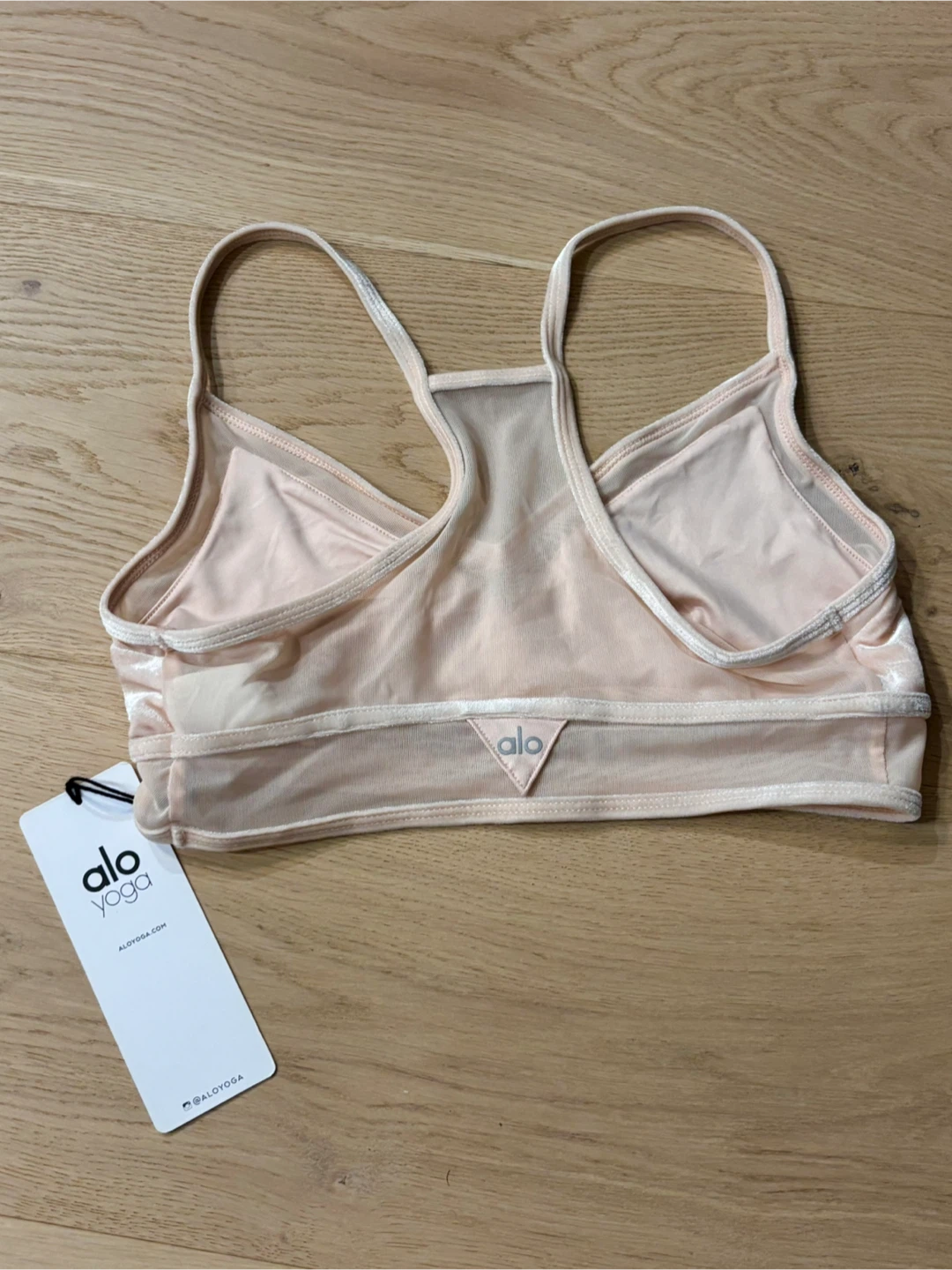 Alo Yoga Velvet Luxe Sports Bra, Light Pink. Size Medium. NWT - photo 2
