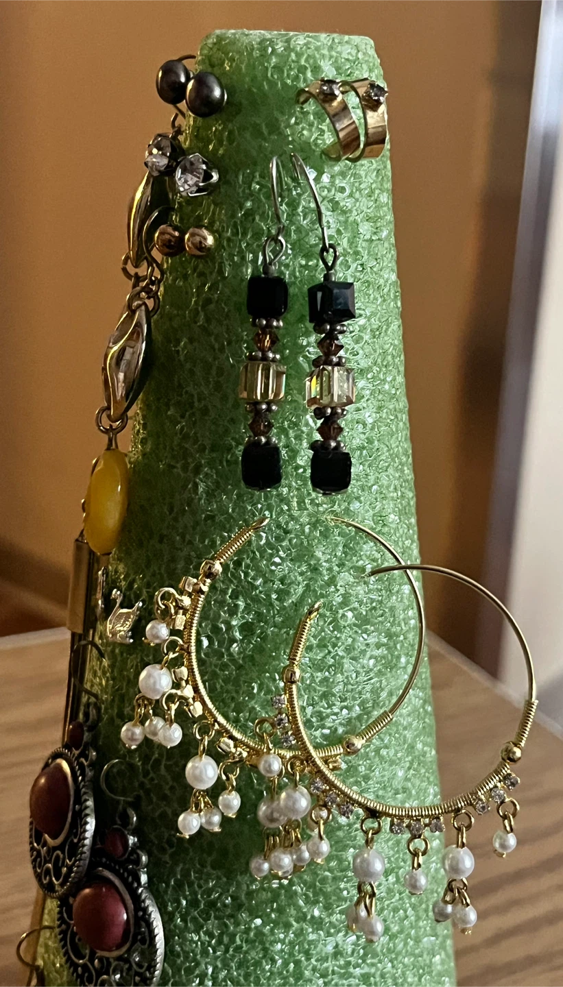 15 pairs of assorted earrings! - photo 2