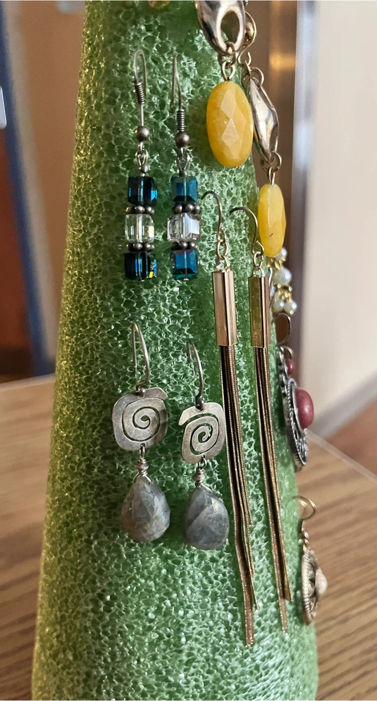 15 pairs of assorted earrings! - photo 5