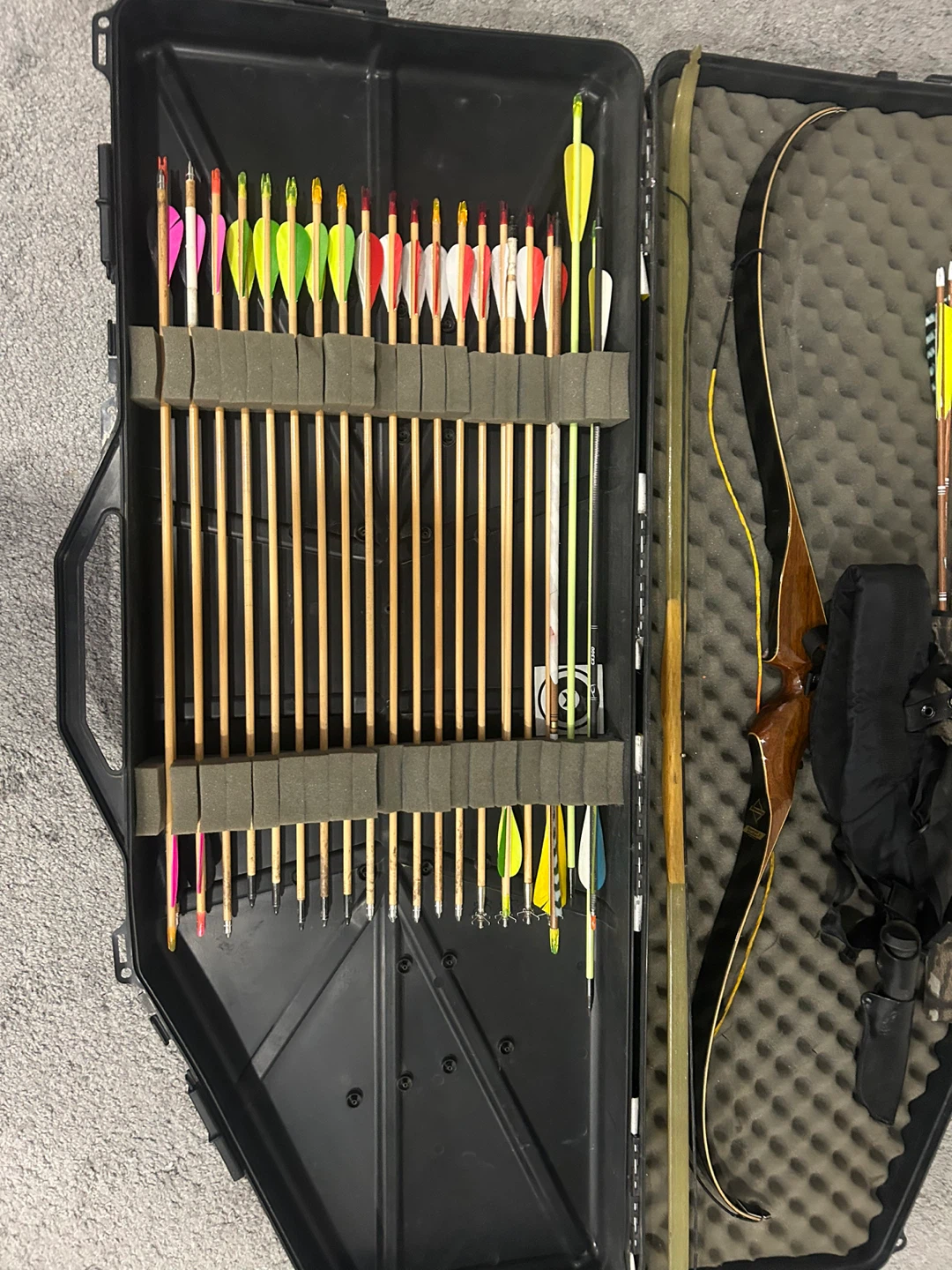 Browning Nomad I Stalker Recurve Bow  sets of high end arrows