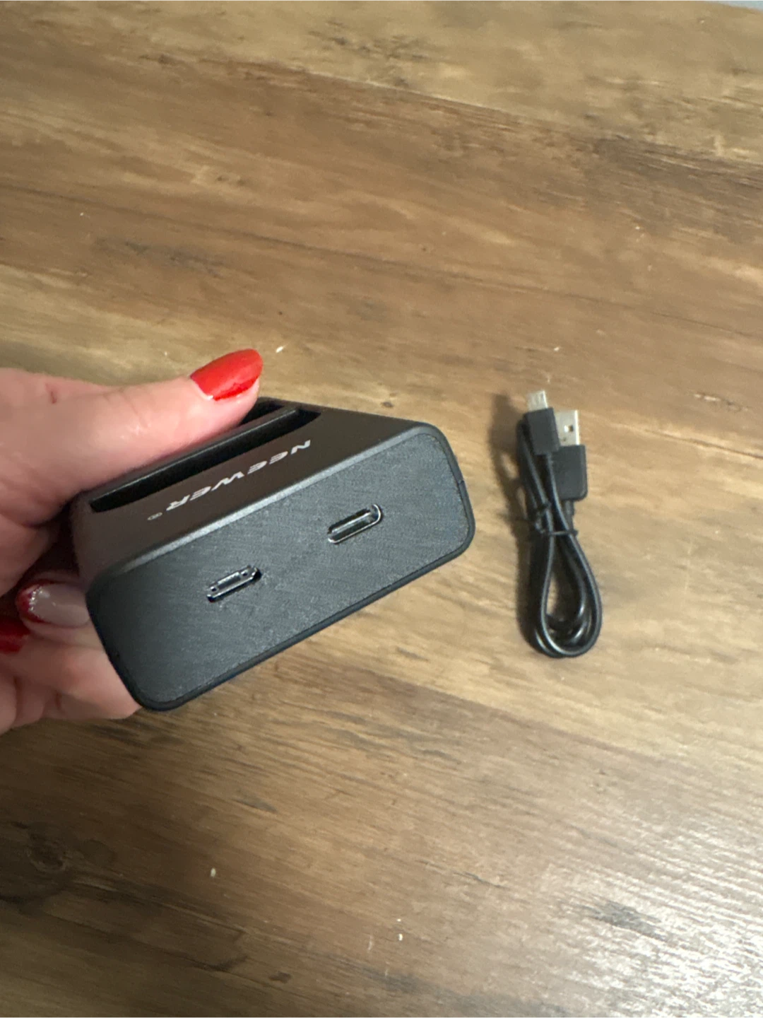 NEEWER Dual Charger for RING V4 Batteries - photo 4