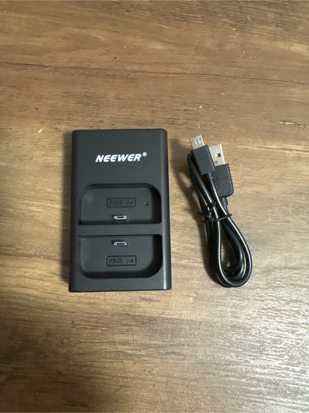 NEEWER Dual Charger for RING V4 Batteries - photo 3