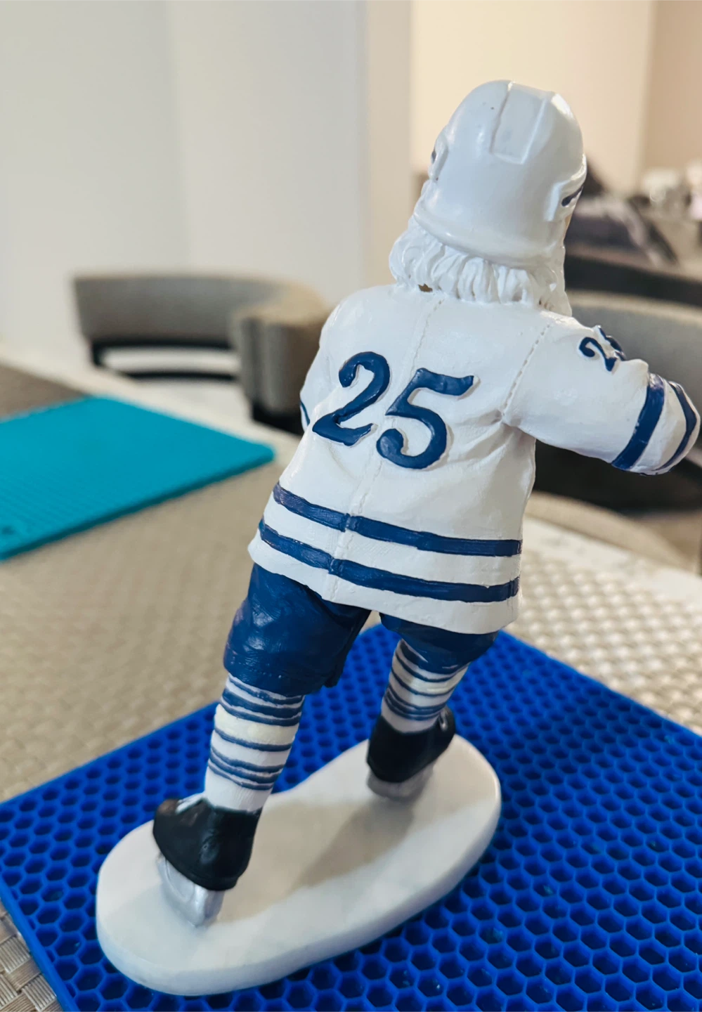 Toronto Maple Leafs Santa Figurine - photo 3