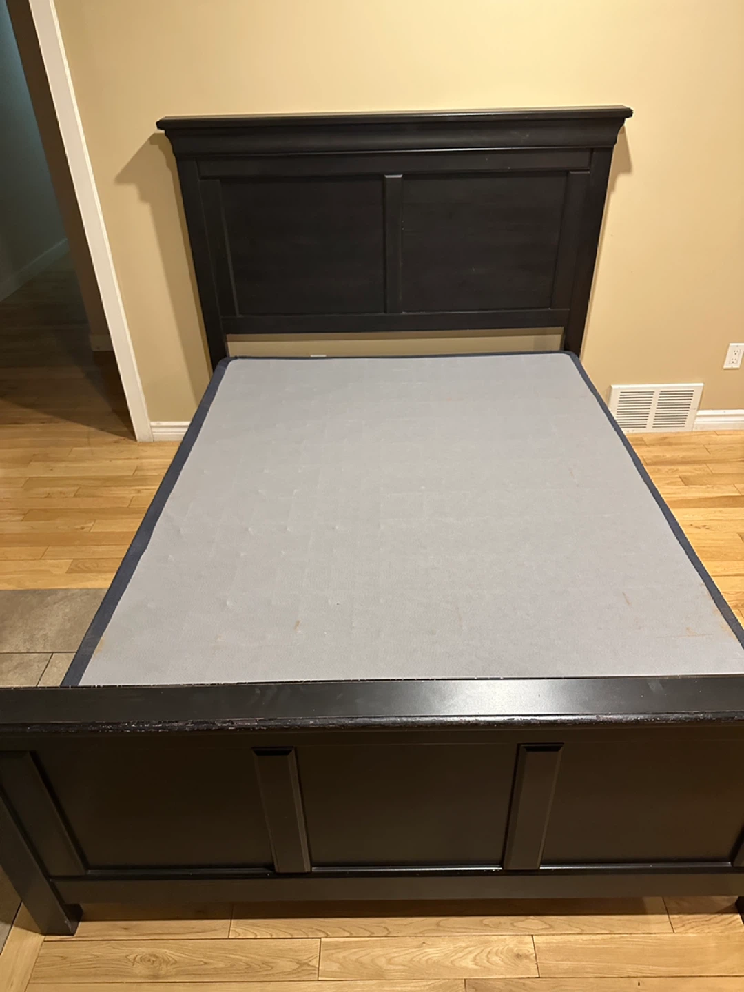 Black Queen Size Bedframe Set (CAN DELIVER)