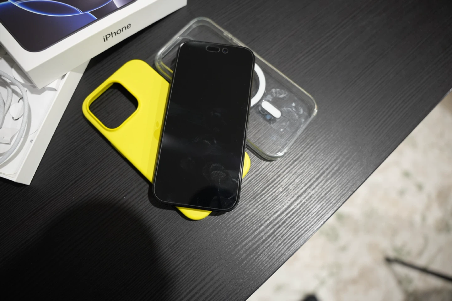 Apple iPhone 16 Pro 256GB + Apple Care+2 original Apple cases.