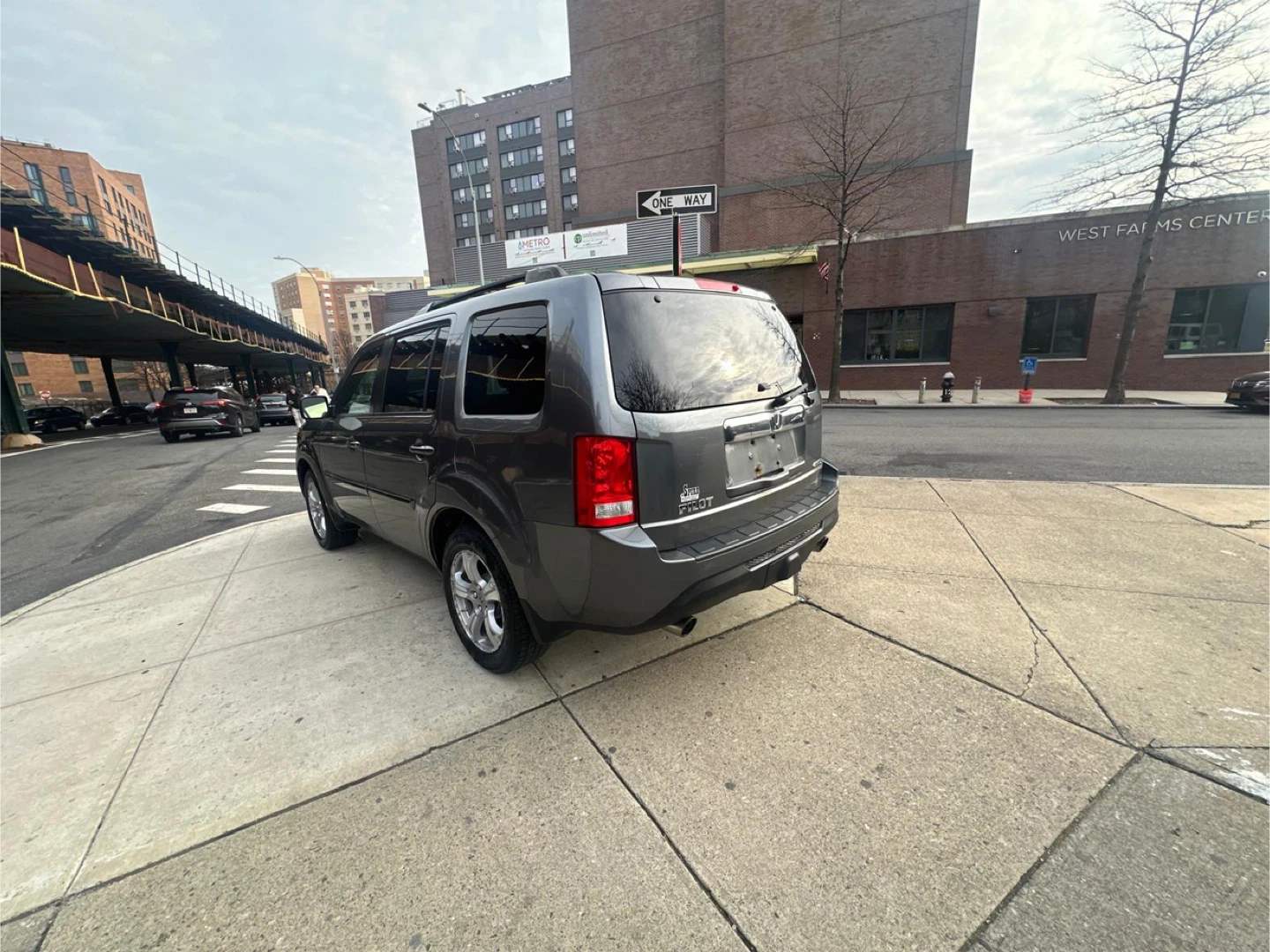 Used Gray Honda Pilot SUV - photo 4