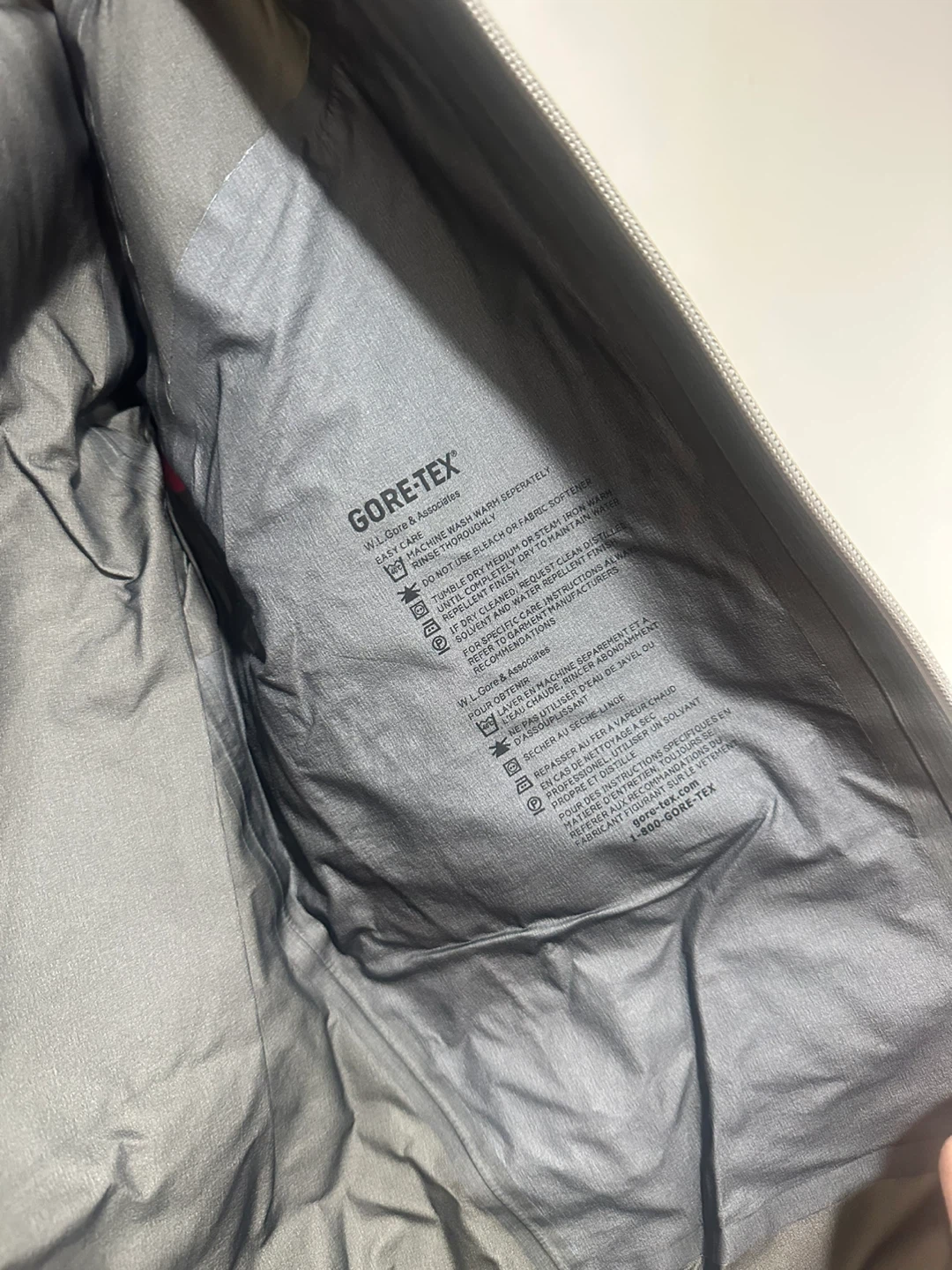 Mountain Equipment Co-op (MEC) Gore-Tex Jacket XS - photo 3