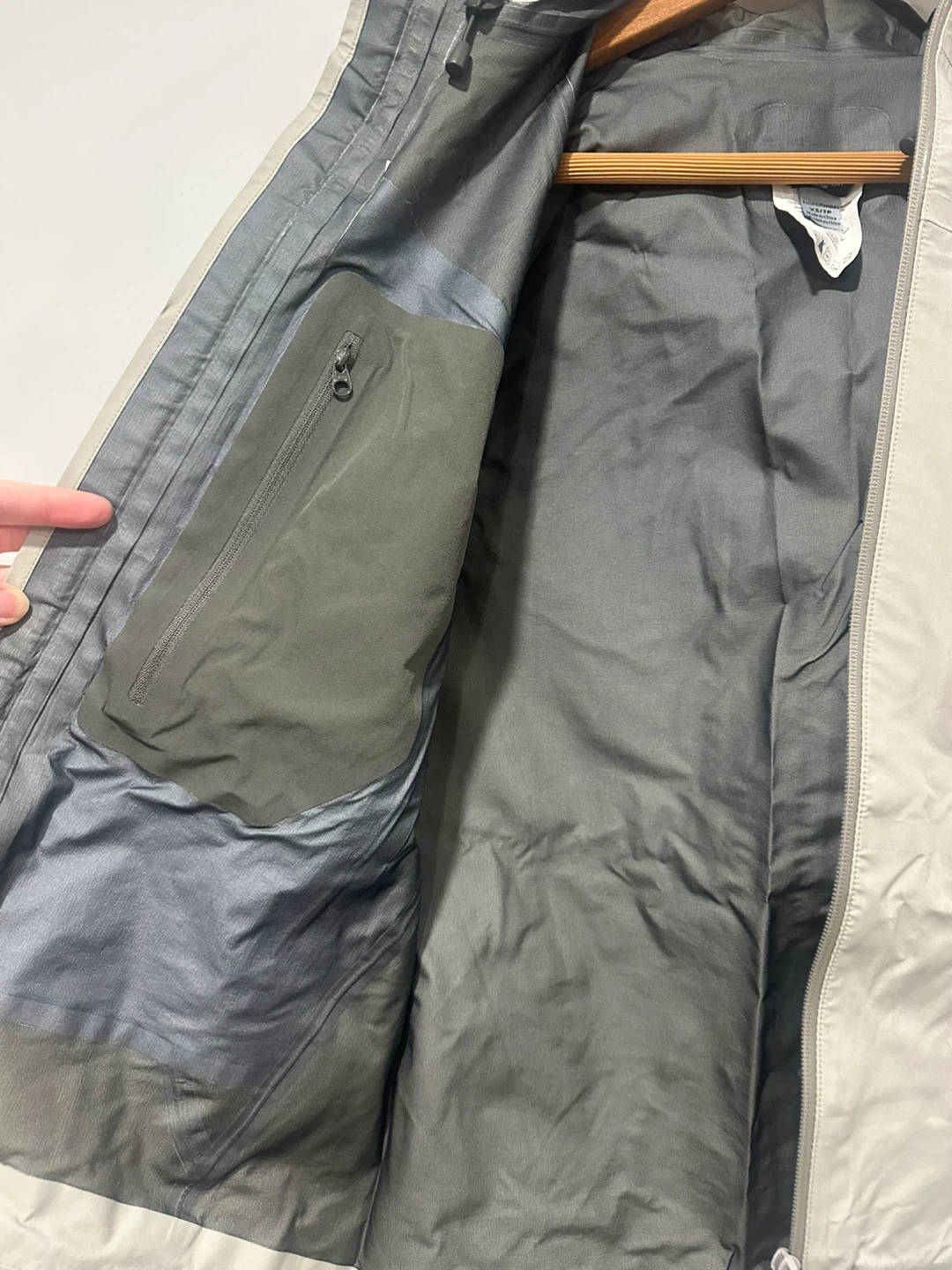 Mountain Equipment Co-op (MEC) Gore-Tex Jacket XS - photo 4