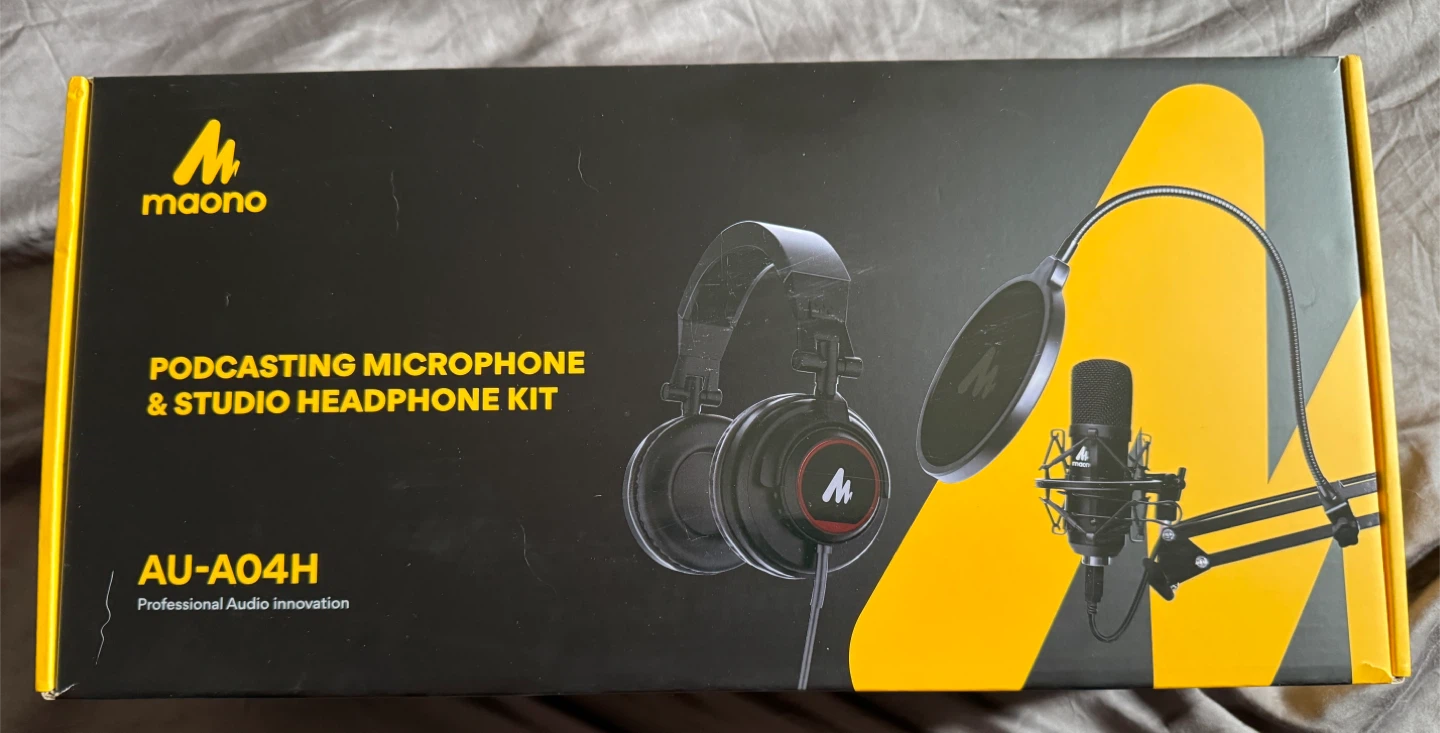 Maono AU-A04H Podcasting Microphone & Headphone Kit - NEW