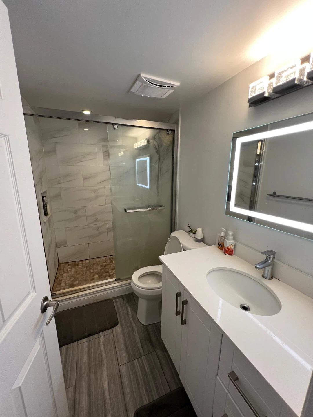 Room for rent in basement apartment - photo 3