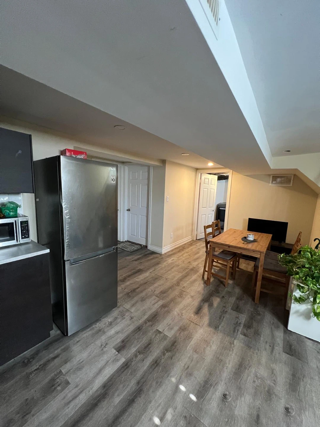 Room for rent in basement apartment - photo 5