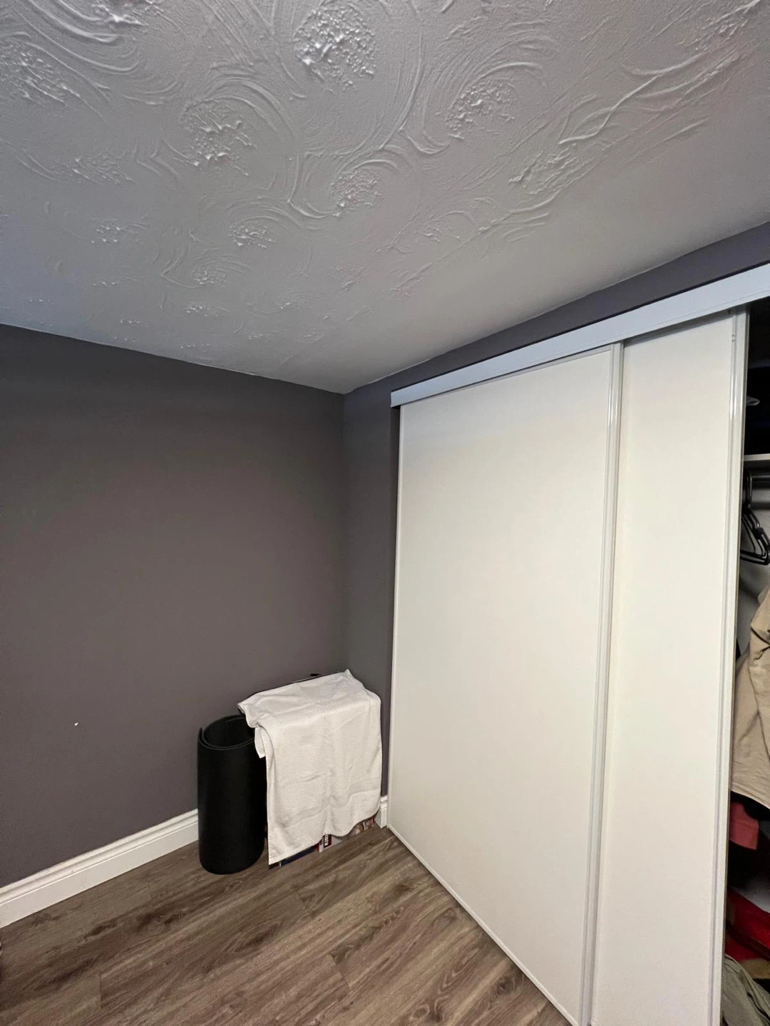 Room for rent in basement apartment - photo 2