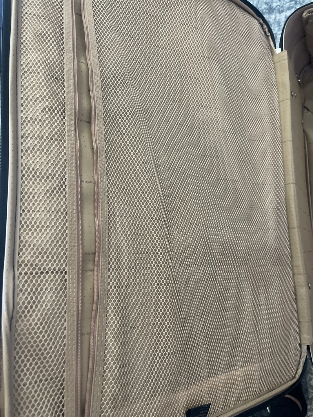 American Tourister Black Suitcase - photo 4