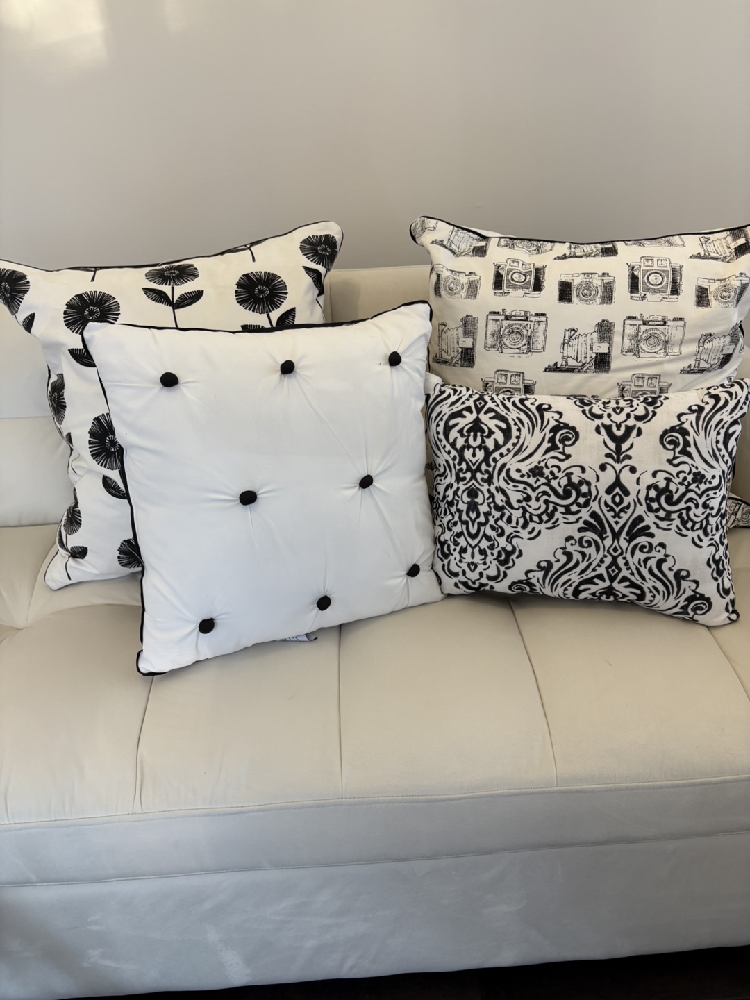 BLACK & WHITE ACCENT PILLOW BUNDLE EUC