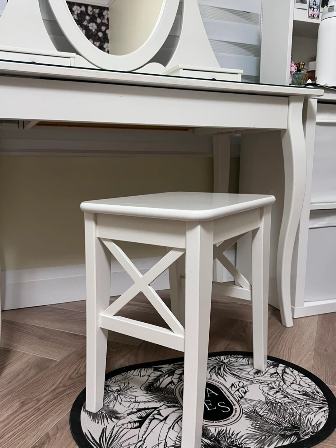 White Vanity Table with Stool & Light - photo 2
