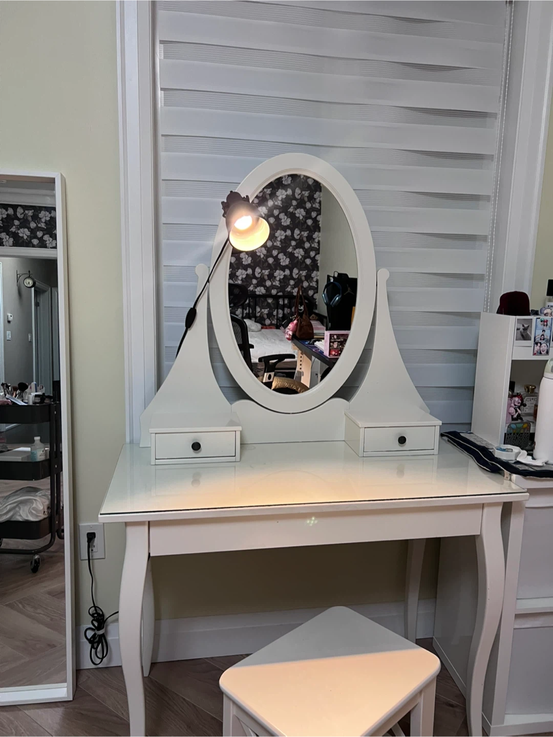 White Vanity Table with Stool & Light - photo 4