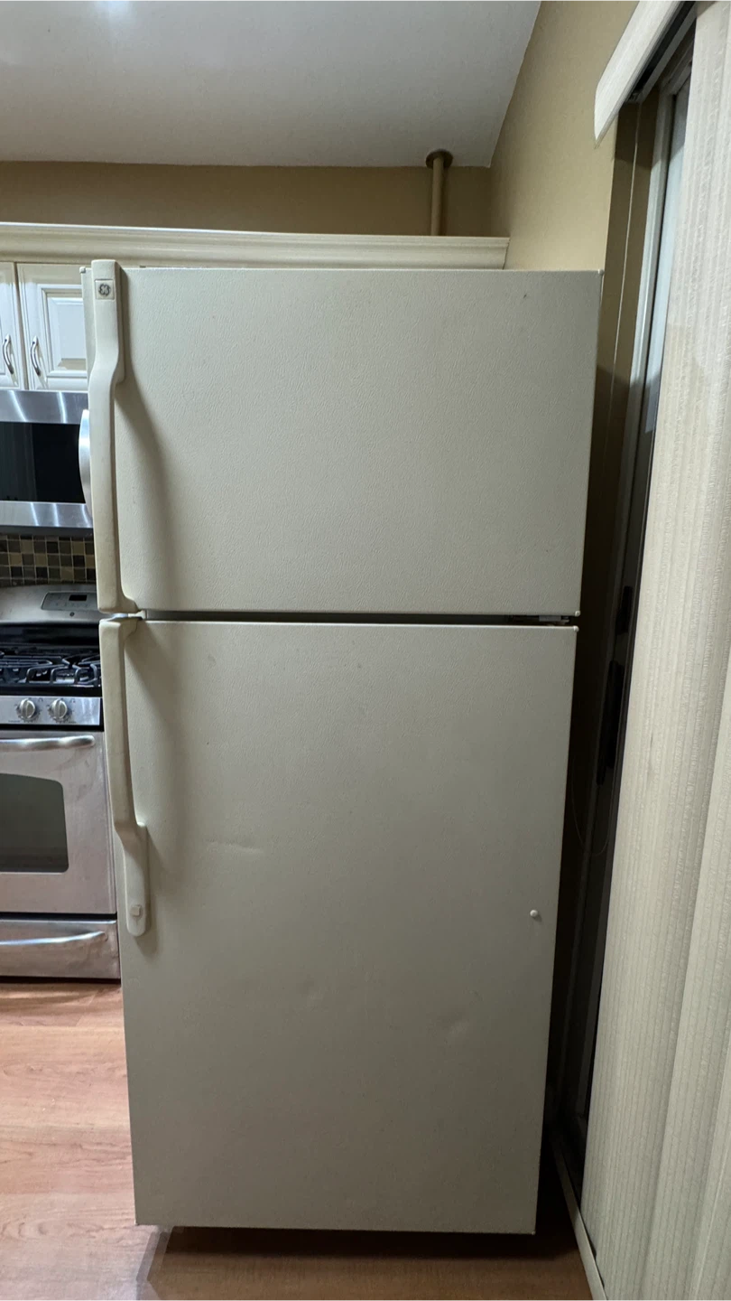 GE 28 in. 17.5 cu. ft. Top Freezer Refrigerator