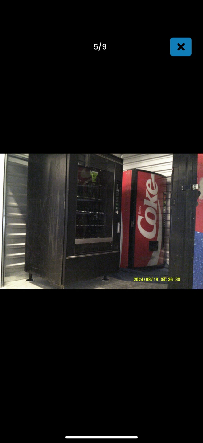 Coca-Cola Vending Machine - photo 3