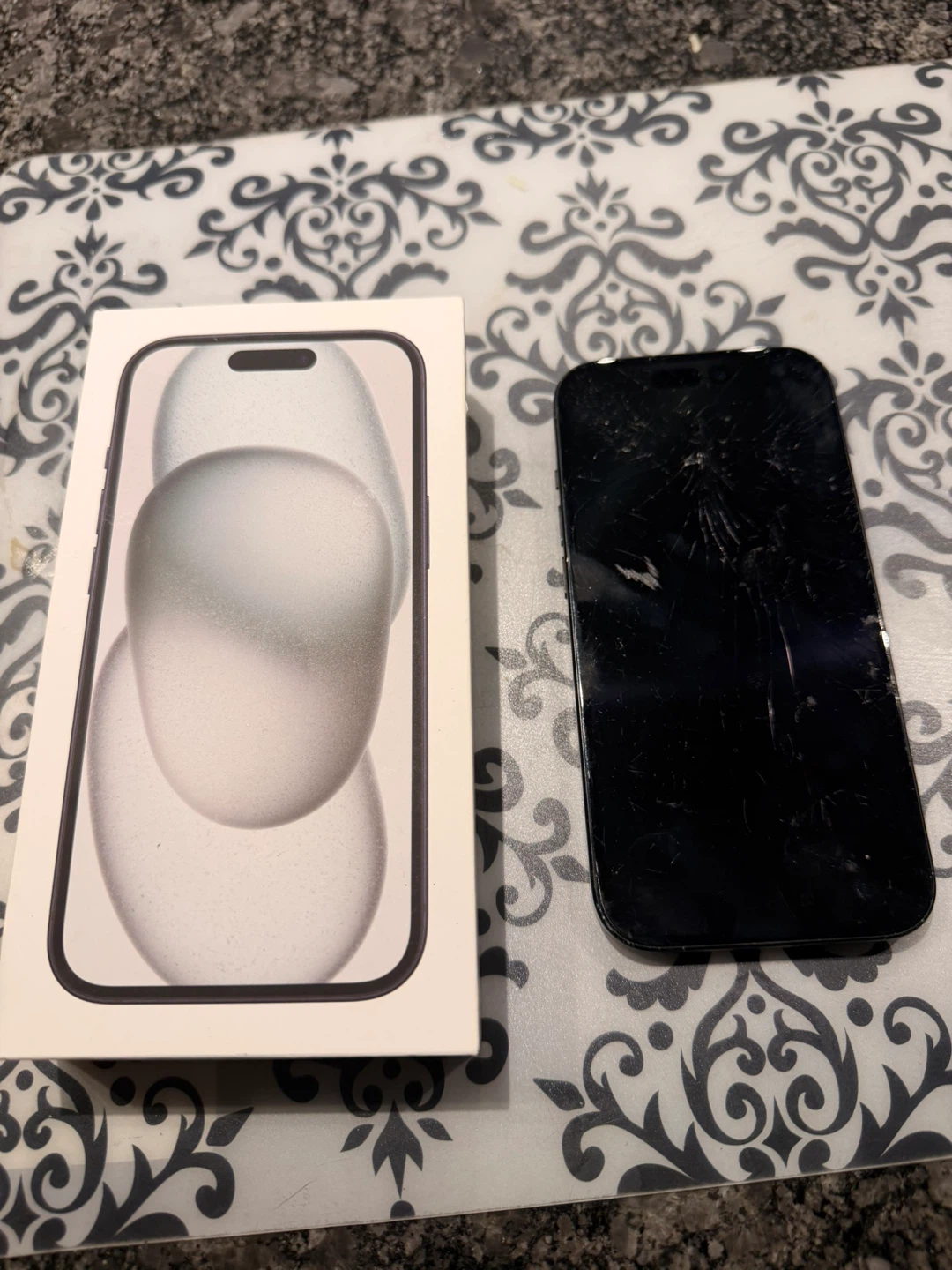 iPhone 15 – 256GB – Black – Unlocked – Cracked Screen - photo 2