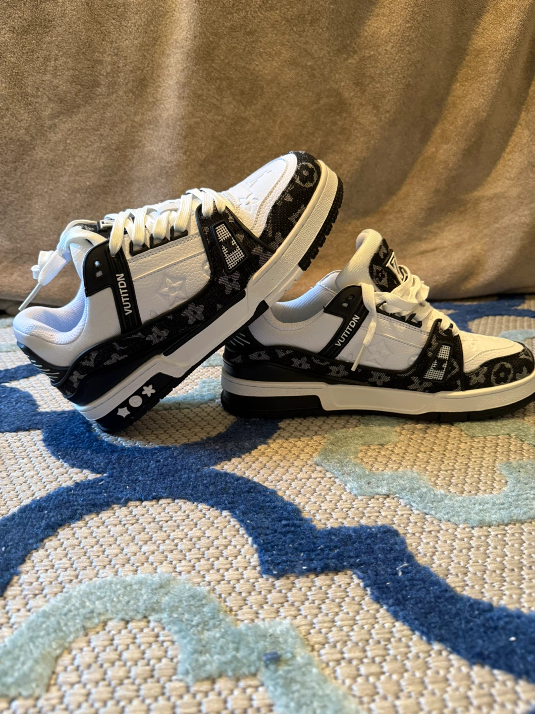 Louis Vuitton Trainer Sneaker White/Black