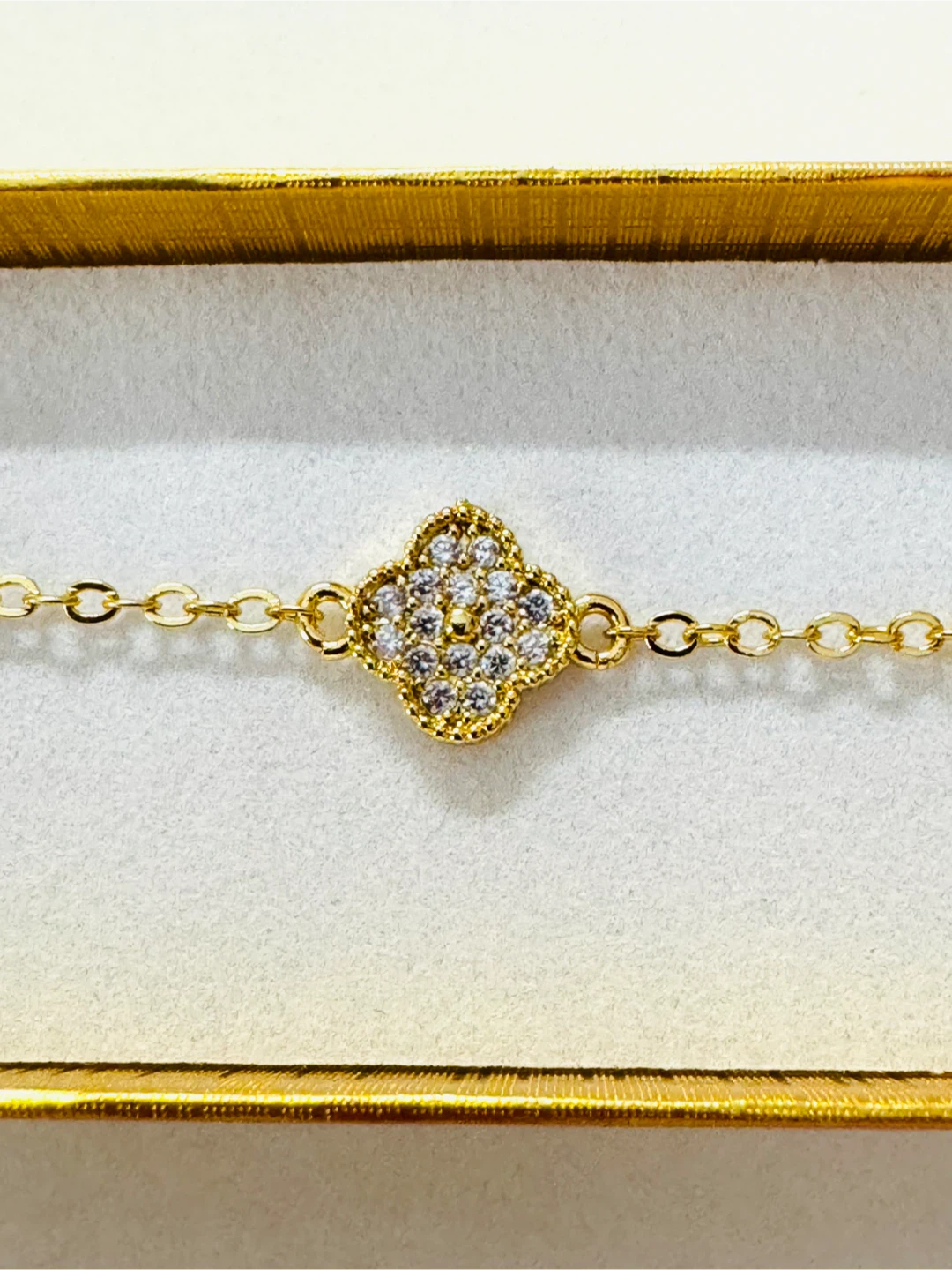 NEW!! Gold Mid-Clover BLINGY Bracelet! - photo 3
