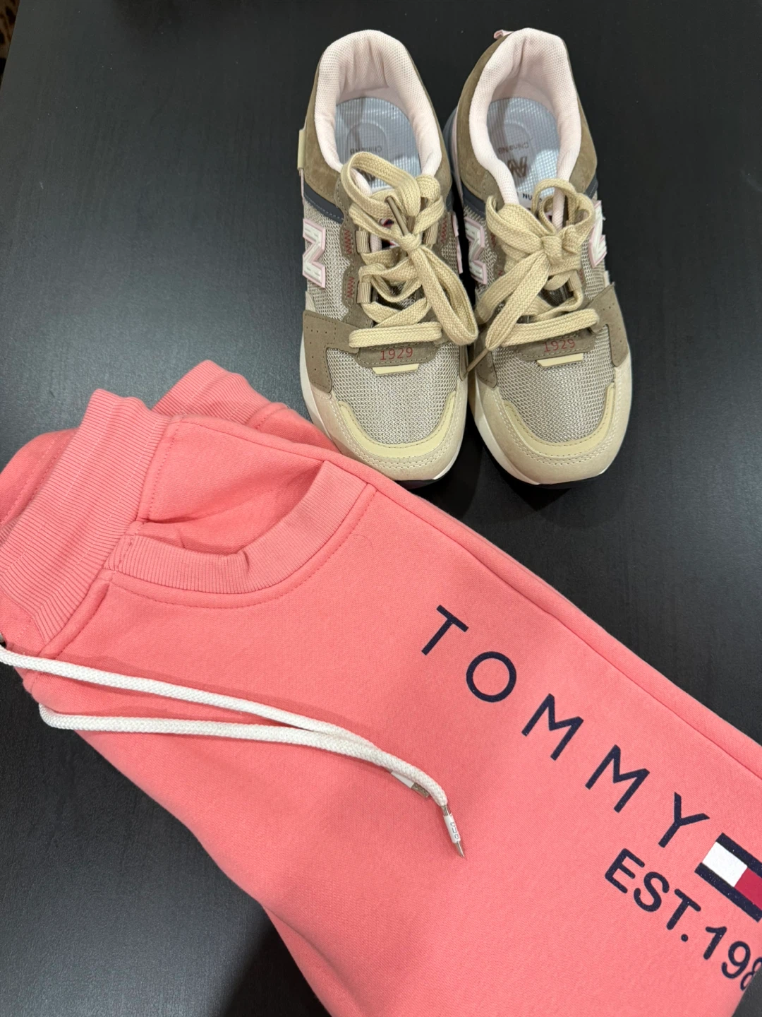 Sneakers and sweatpants - photo 3