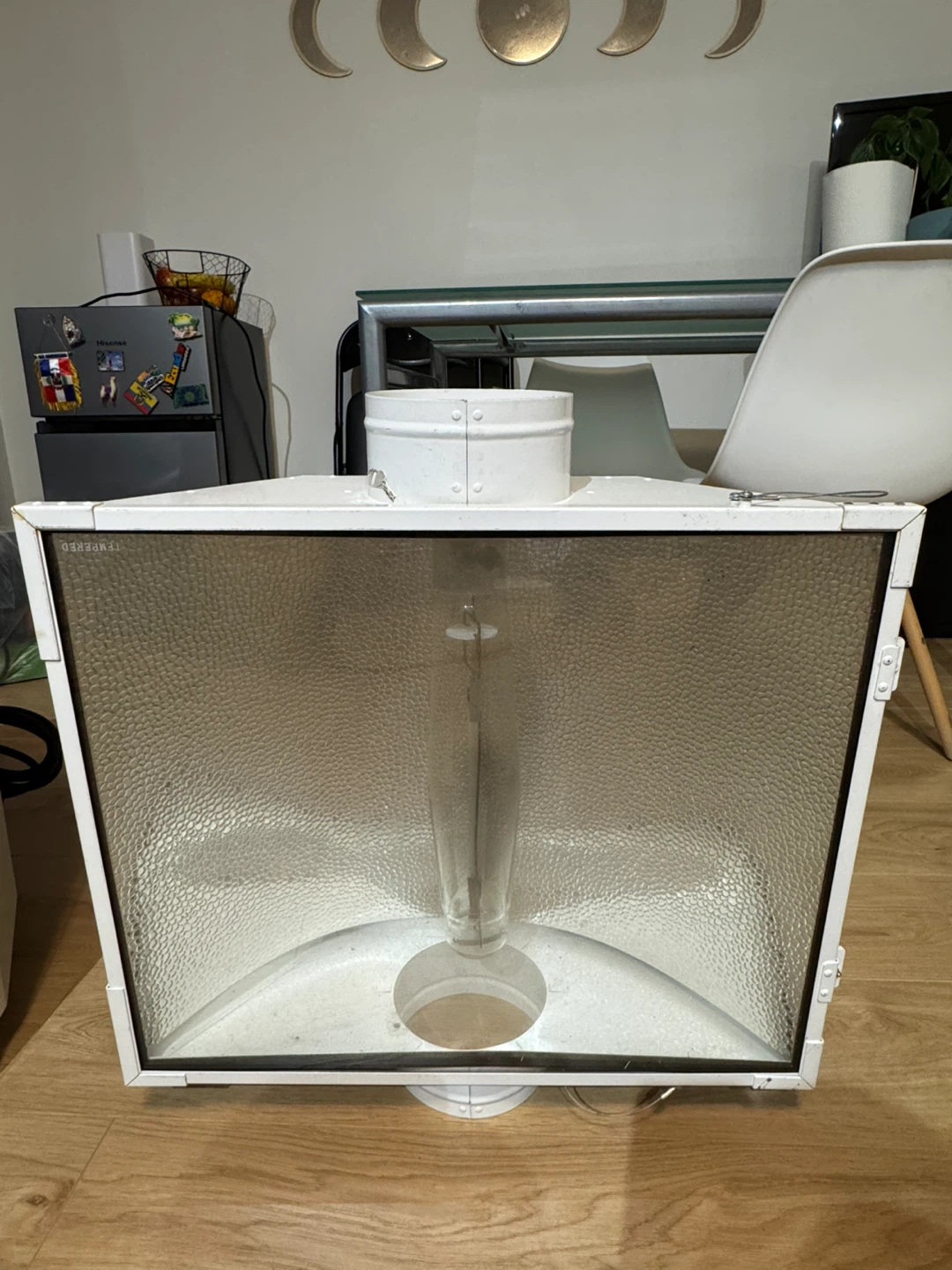 Sun System Yield Master 6" Reflector with a lamp inside