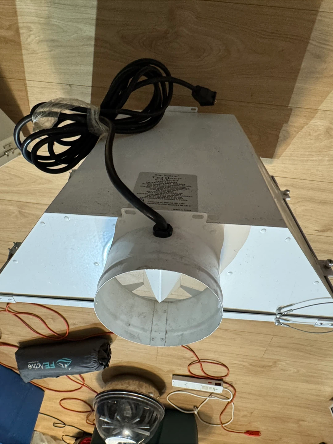 Sun System Yield Master 6" Reflector with a lamp inside - photo 4