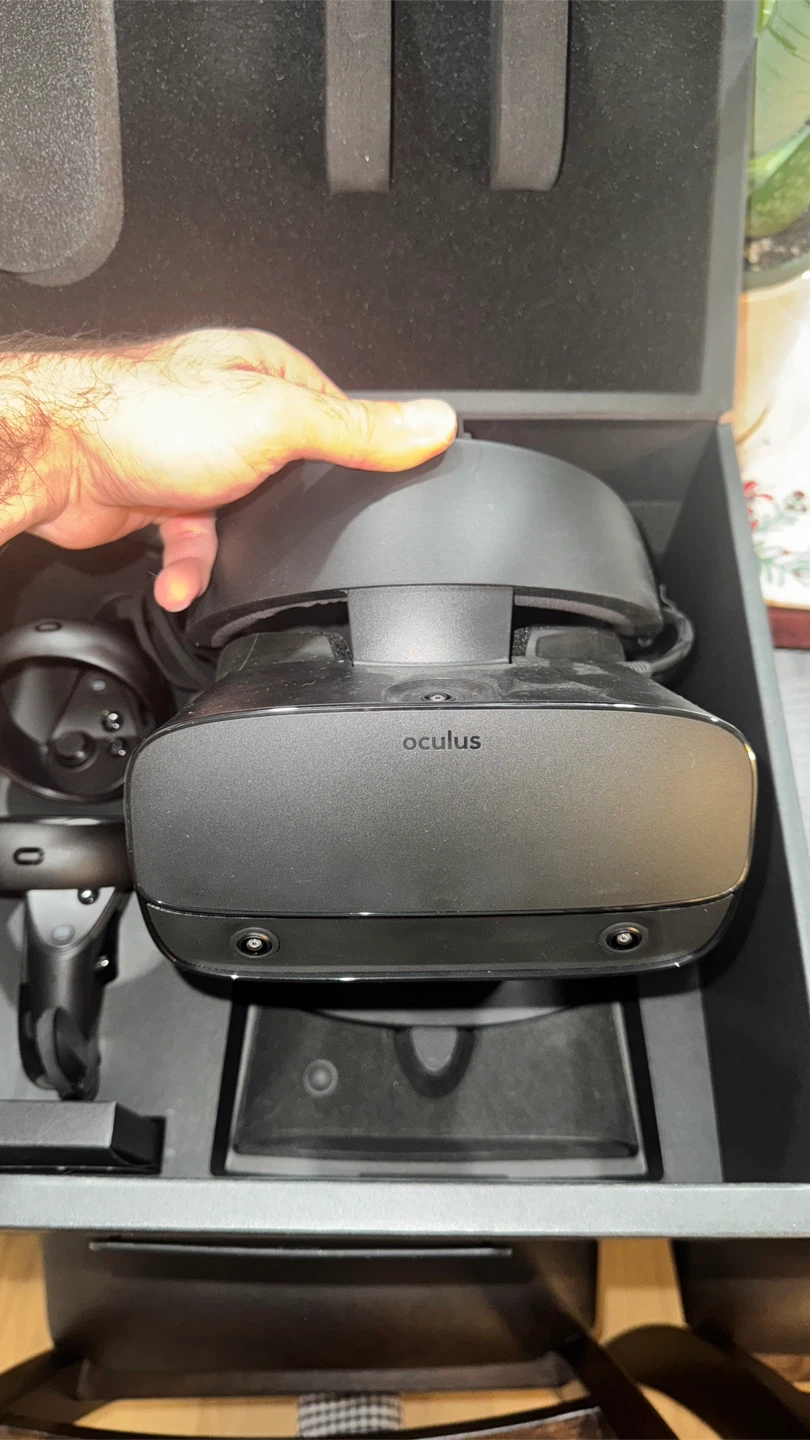 Oculus VR Headset with Controllers & Box - photo 3
