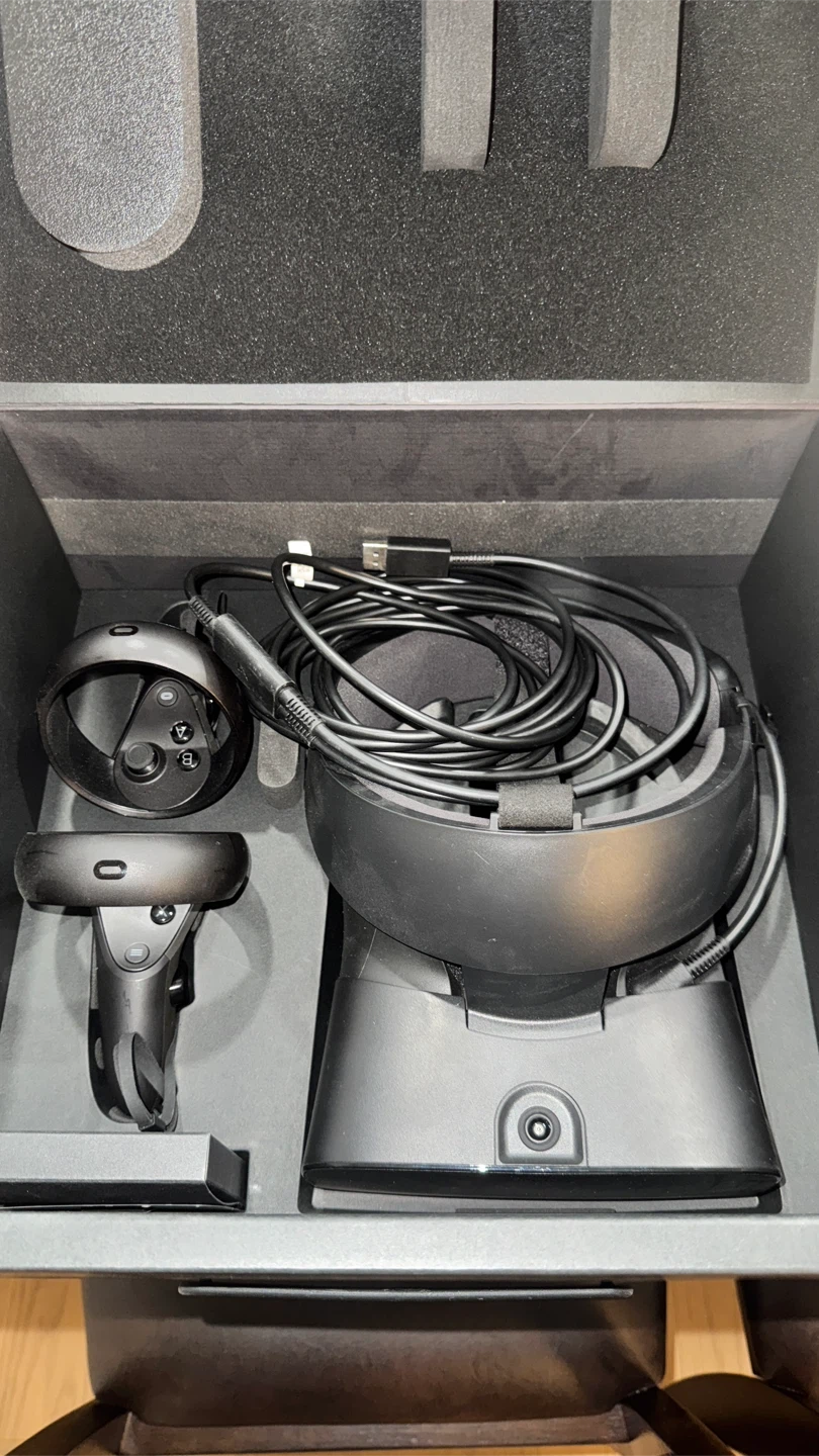 Oculus VR Headset with Controllers & Box - photo 4