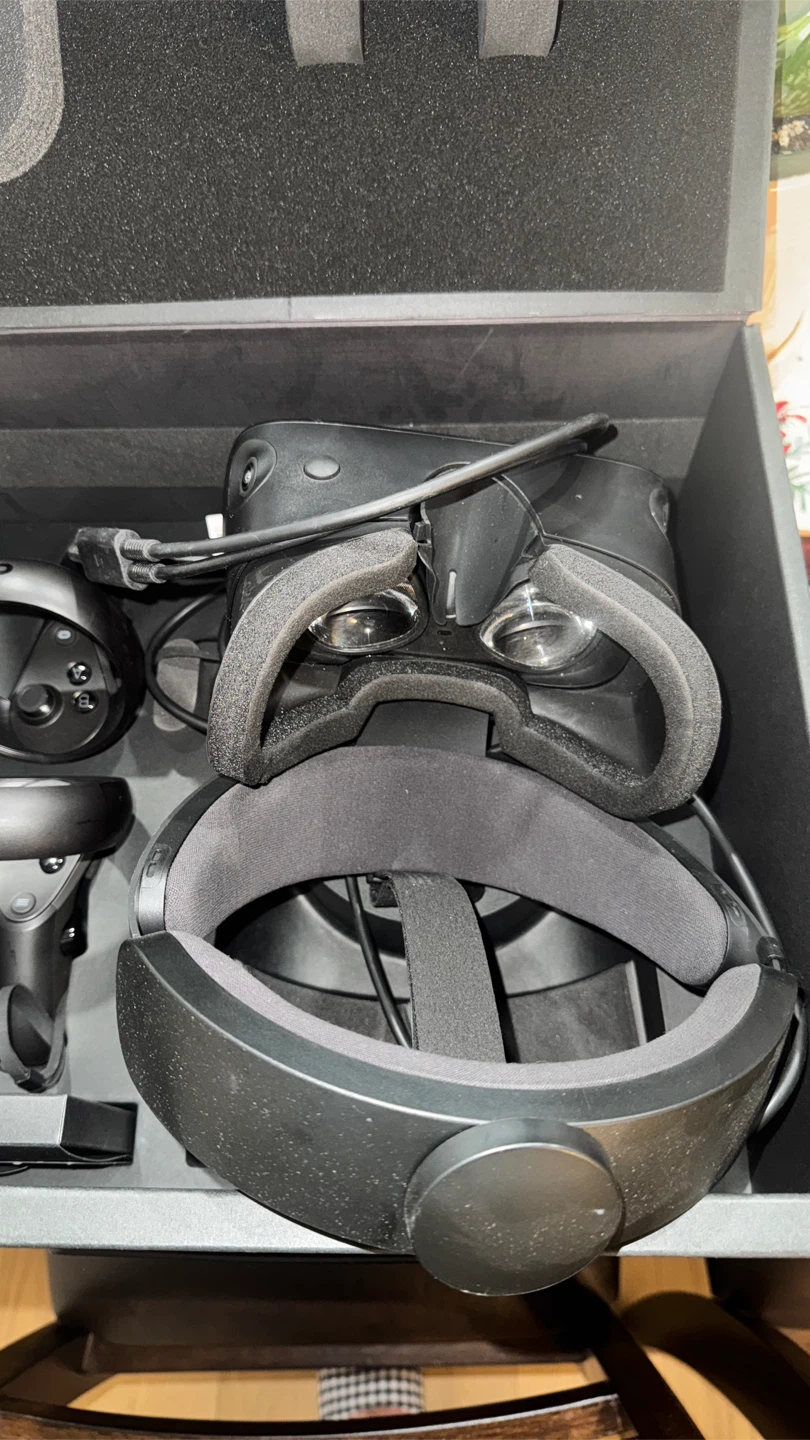 Oculus VR Headset with Controllers & Box - photo 2