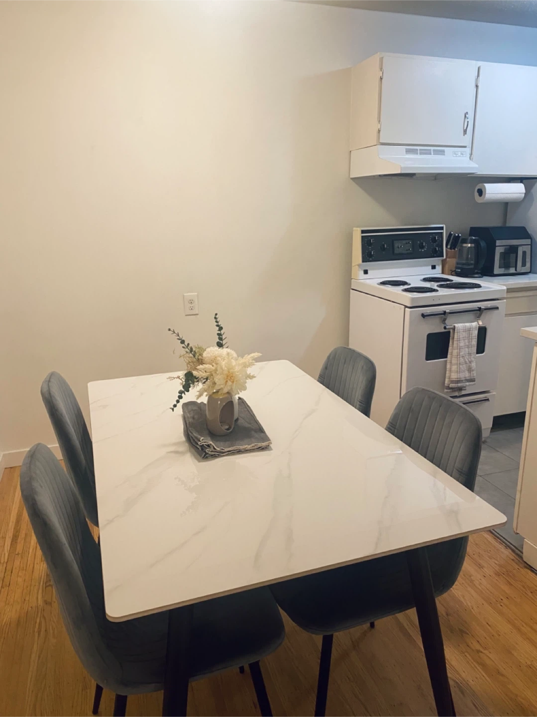 Immaculate Dining Table with 4 suede chairs - photo 2