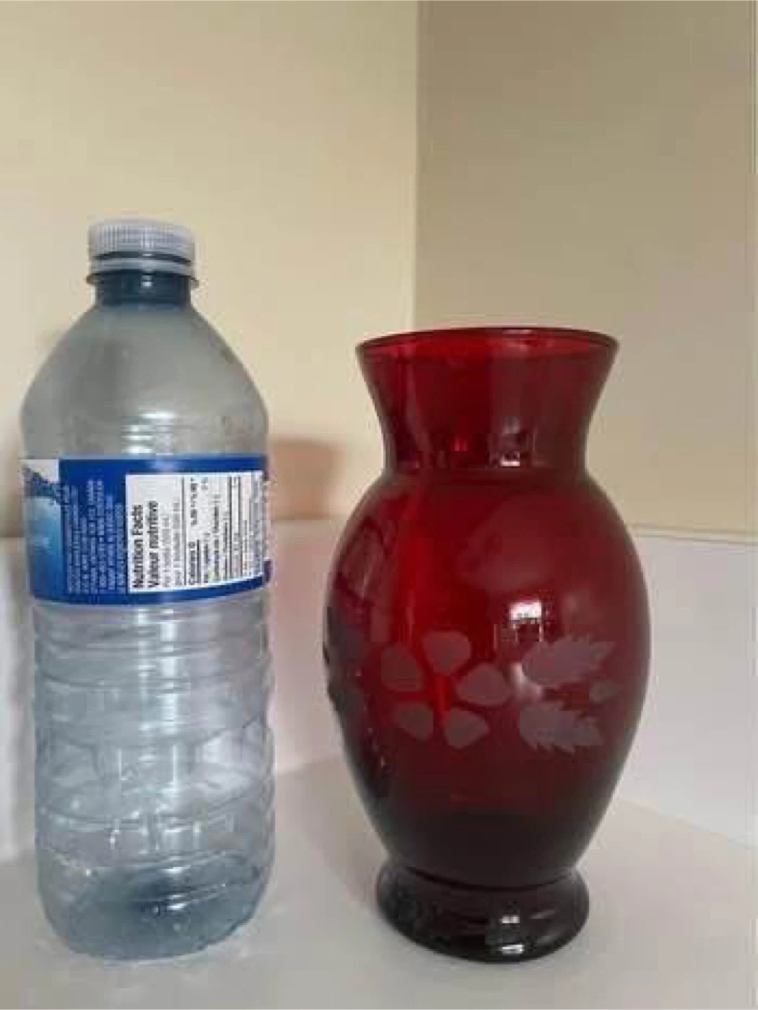 Red Glass Vase with Flower Design - photo 2