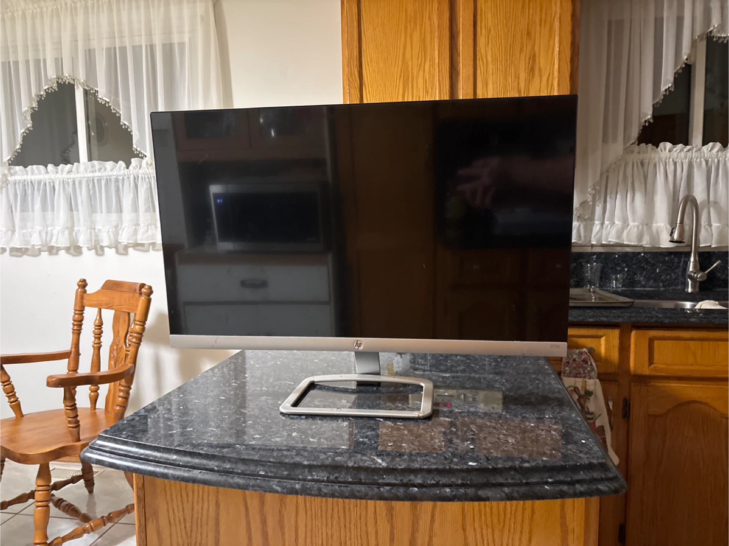 HP 27es Monitor ( No cords )