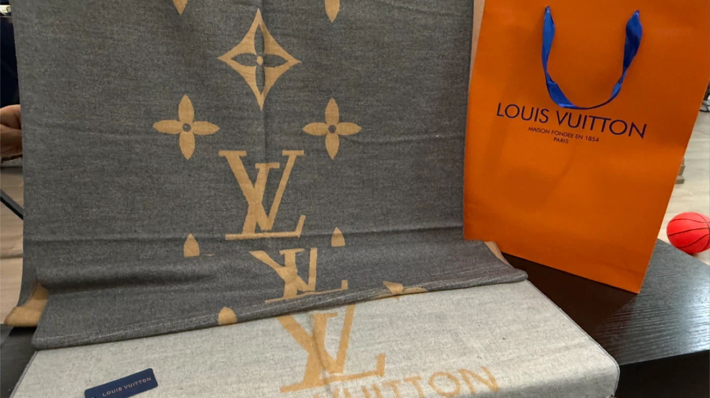 Louis Vuitton Grey Monogram Shawl - photo 2