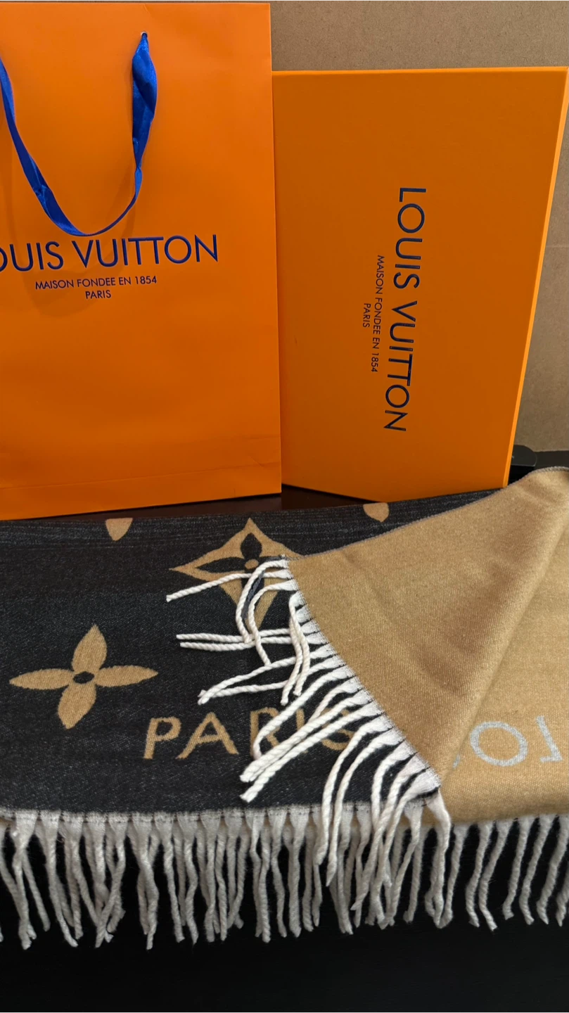 Louis Vuitton Grey Monogram Shawl - photo 3