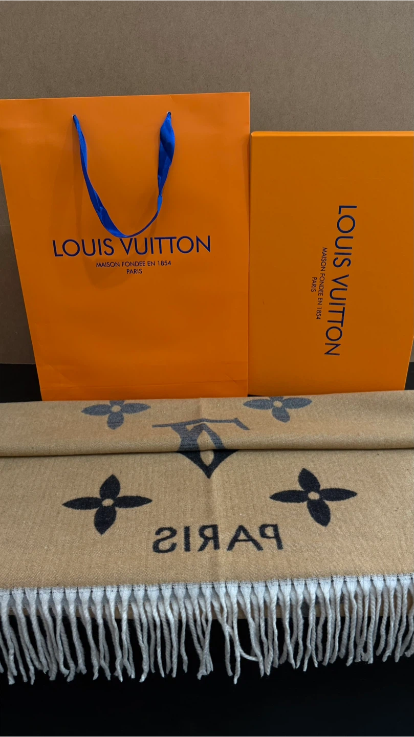 Louis Vuitton Grey Monogram Shawl - photo 4
