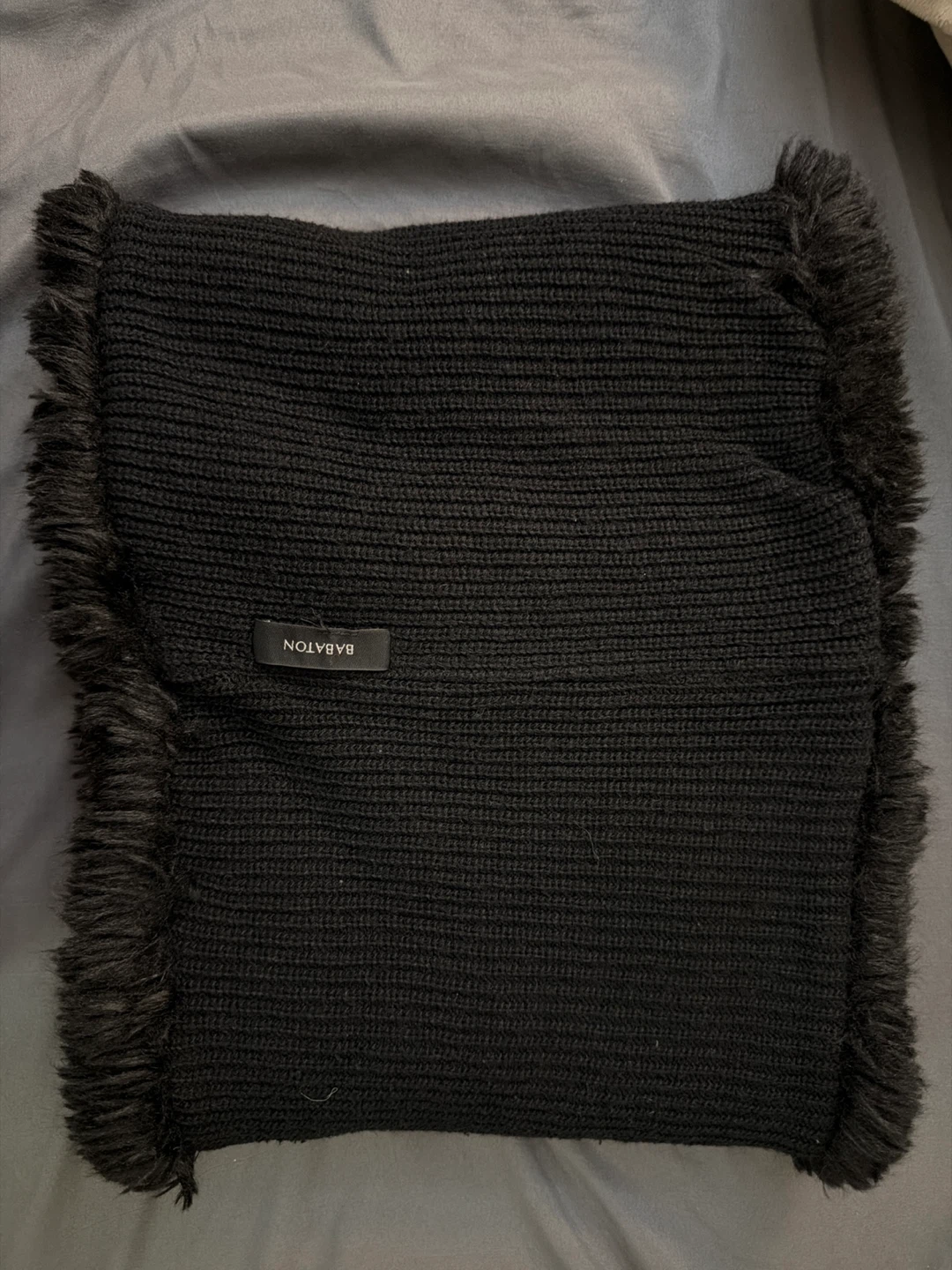Aritzia Babaton Grey Faux Fur Circle Scarf - photo 4