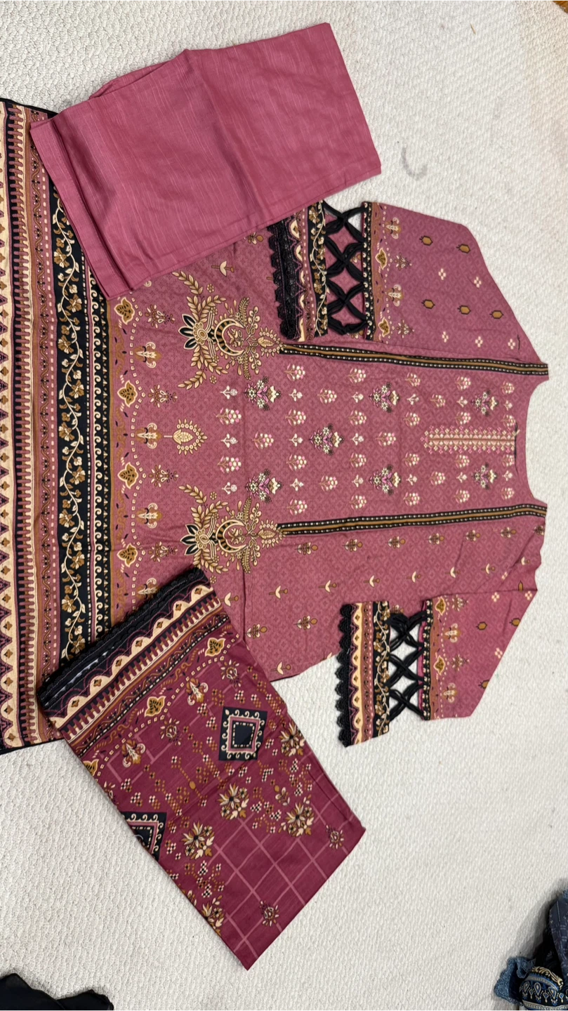Salwar Kameez - Traditional South Asian Outfit - photo 2