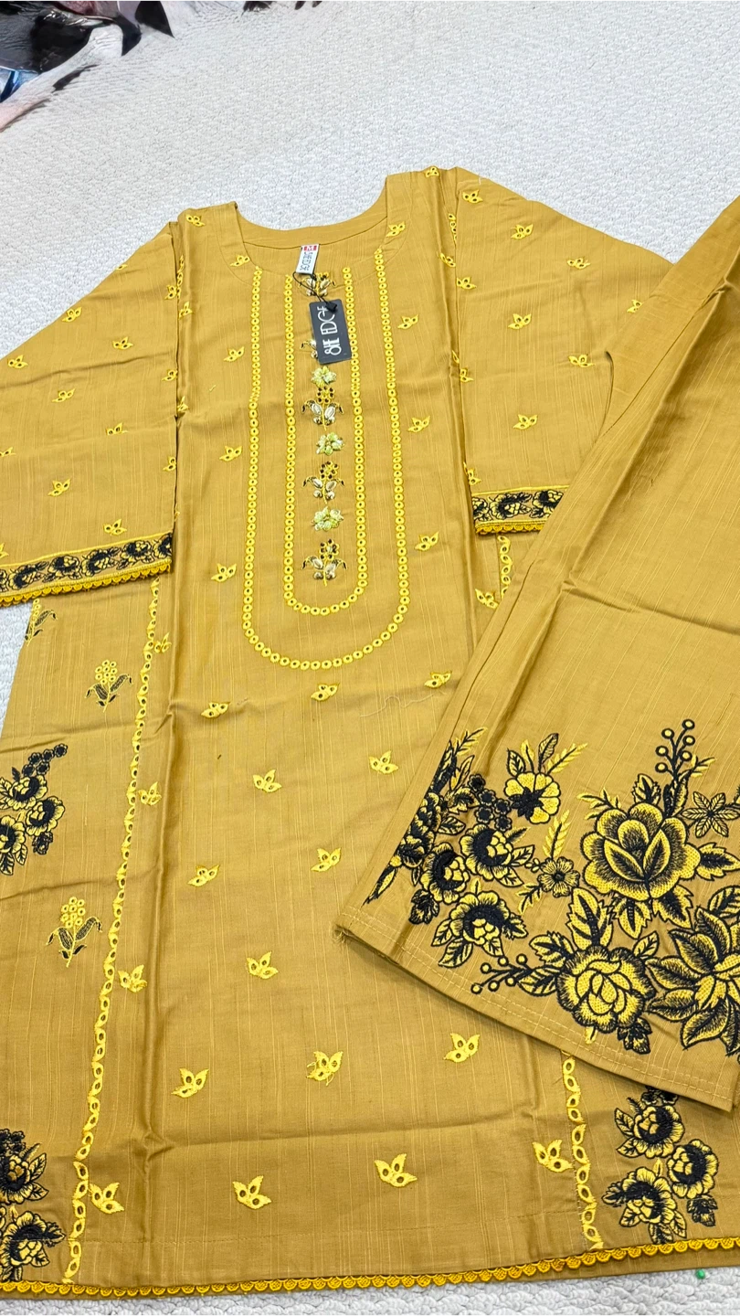 Salwar Kameez - Traditional South Asian Outfit - photo 3
