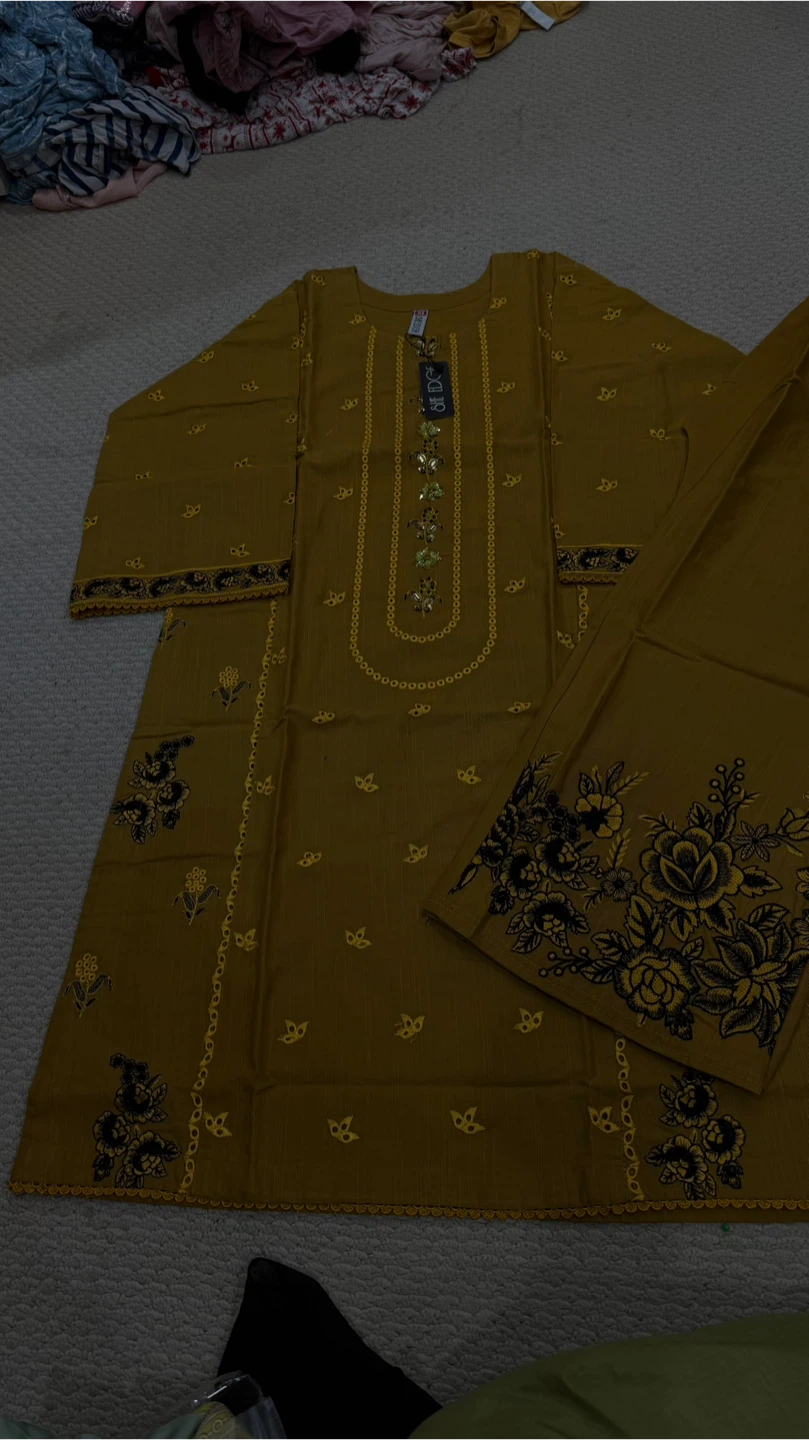 Salwar Kameez - Traditional South Asian Outfit - photo 5