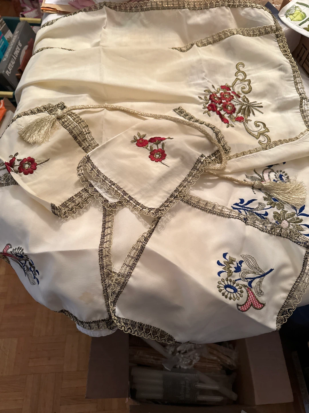 Embroidered Tablecloth with Napkins