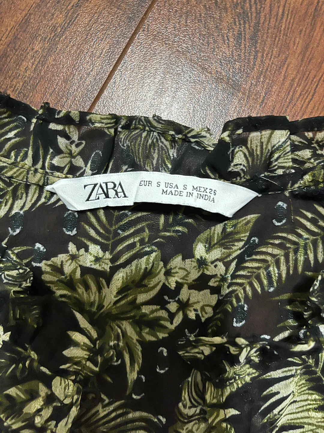 Zara women’s small balloon sleeve leaf print blouse, black green - photo 2
