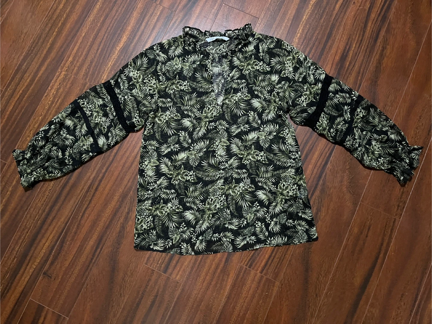 Zara women’s small balloon sleeve leaf print blouse, black green