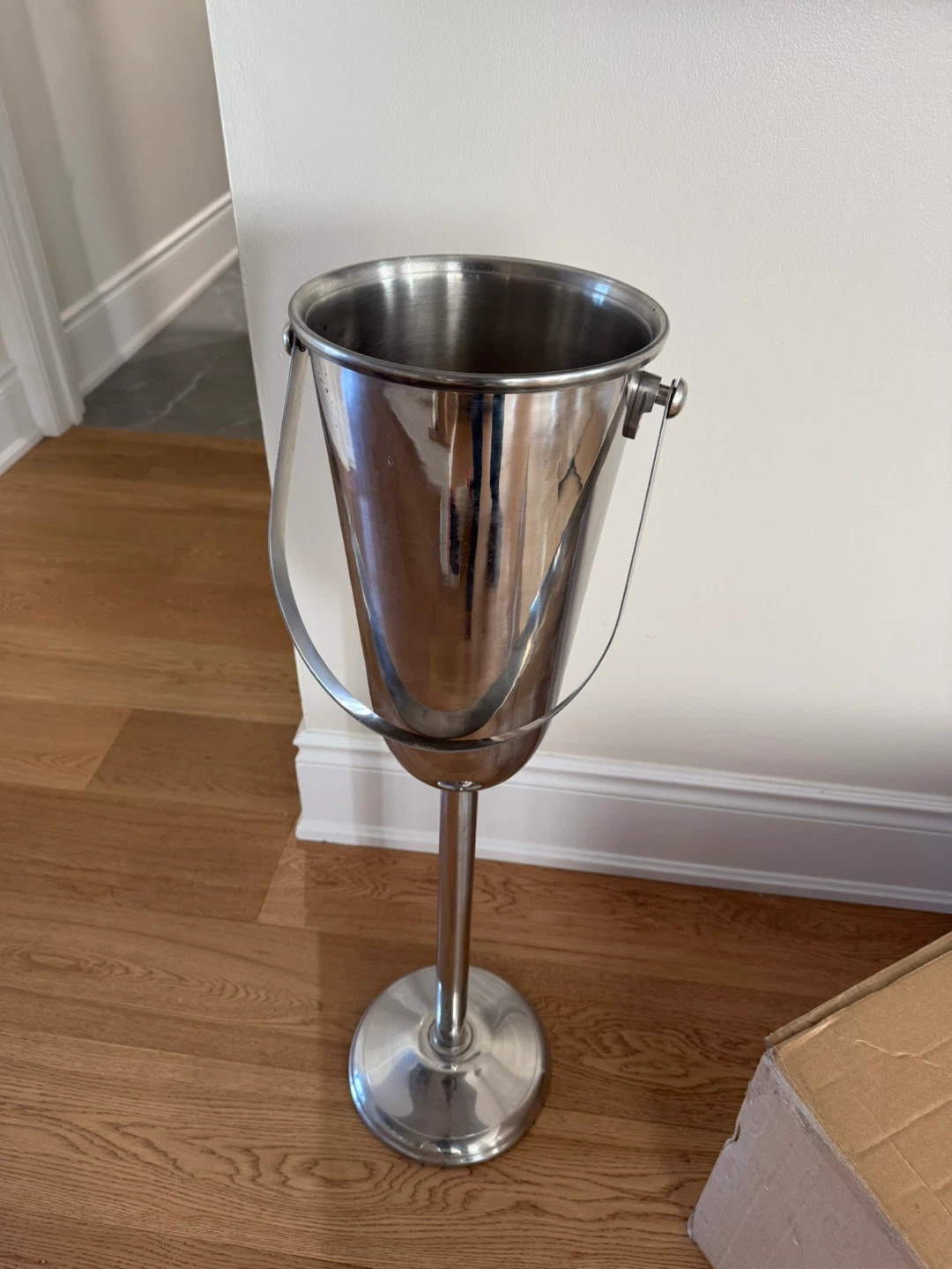 Standing Stainless Steel Wine/Champagne Bucket