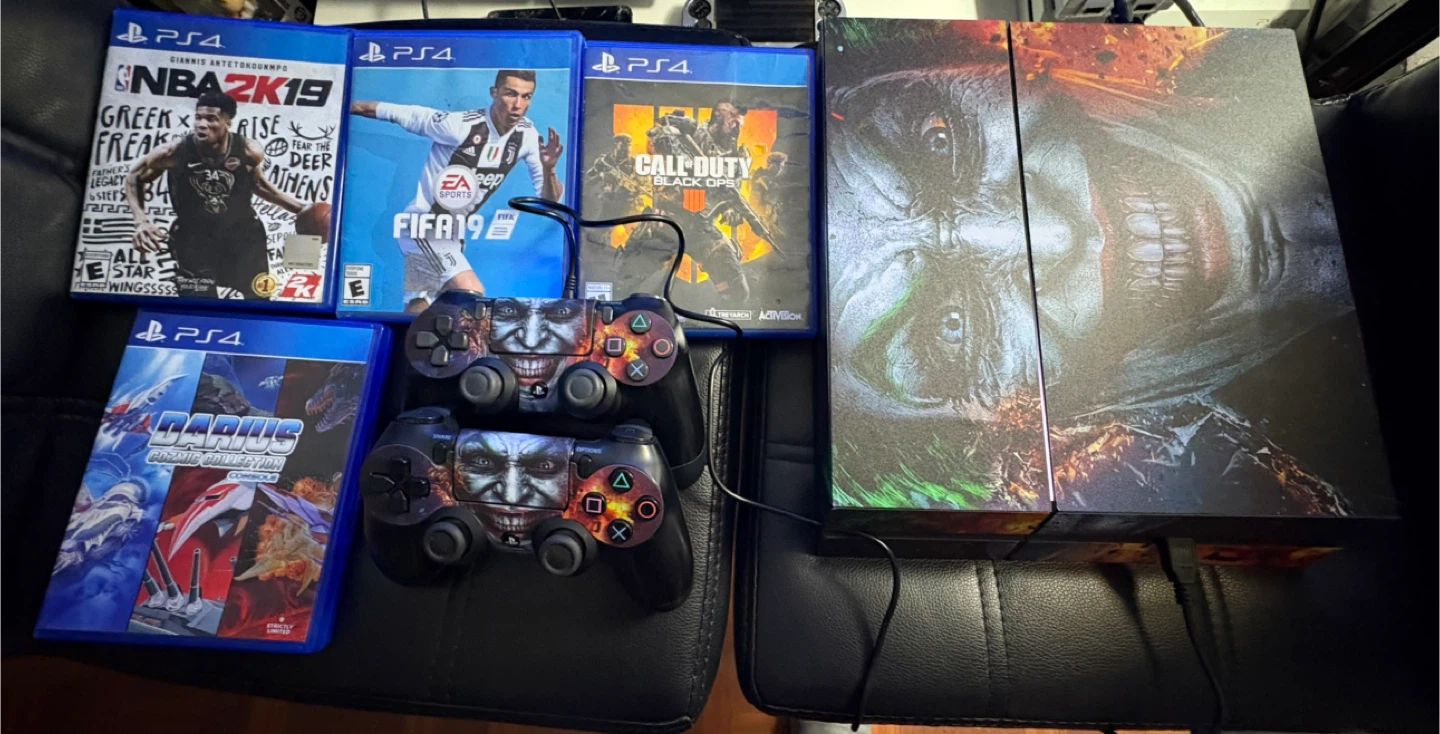 Ps4 1 TB 2 controller & 4 games