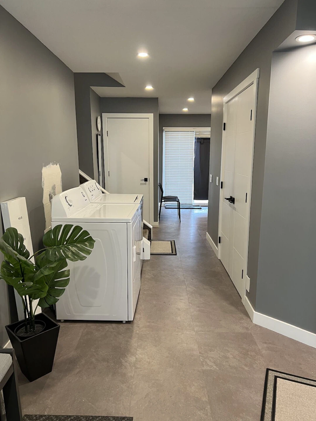 Beautiful Furnished 3 Bed 2 Bath Space - photo 4