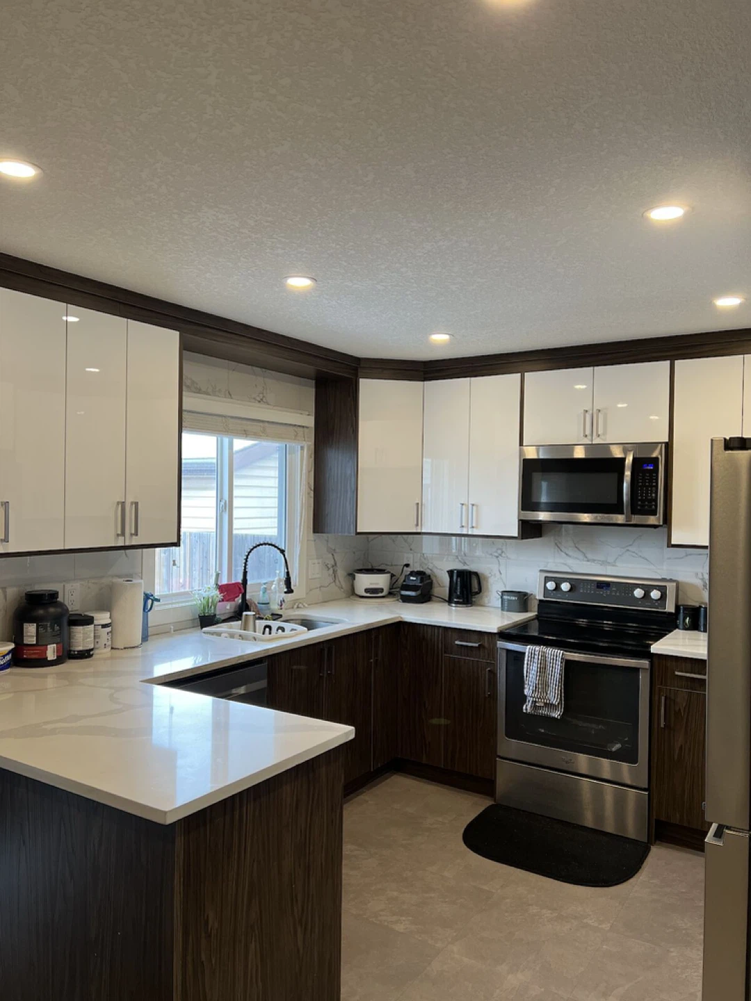 Beautiful Furnished 3 Bed 2 Bath Space - photo 5