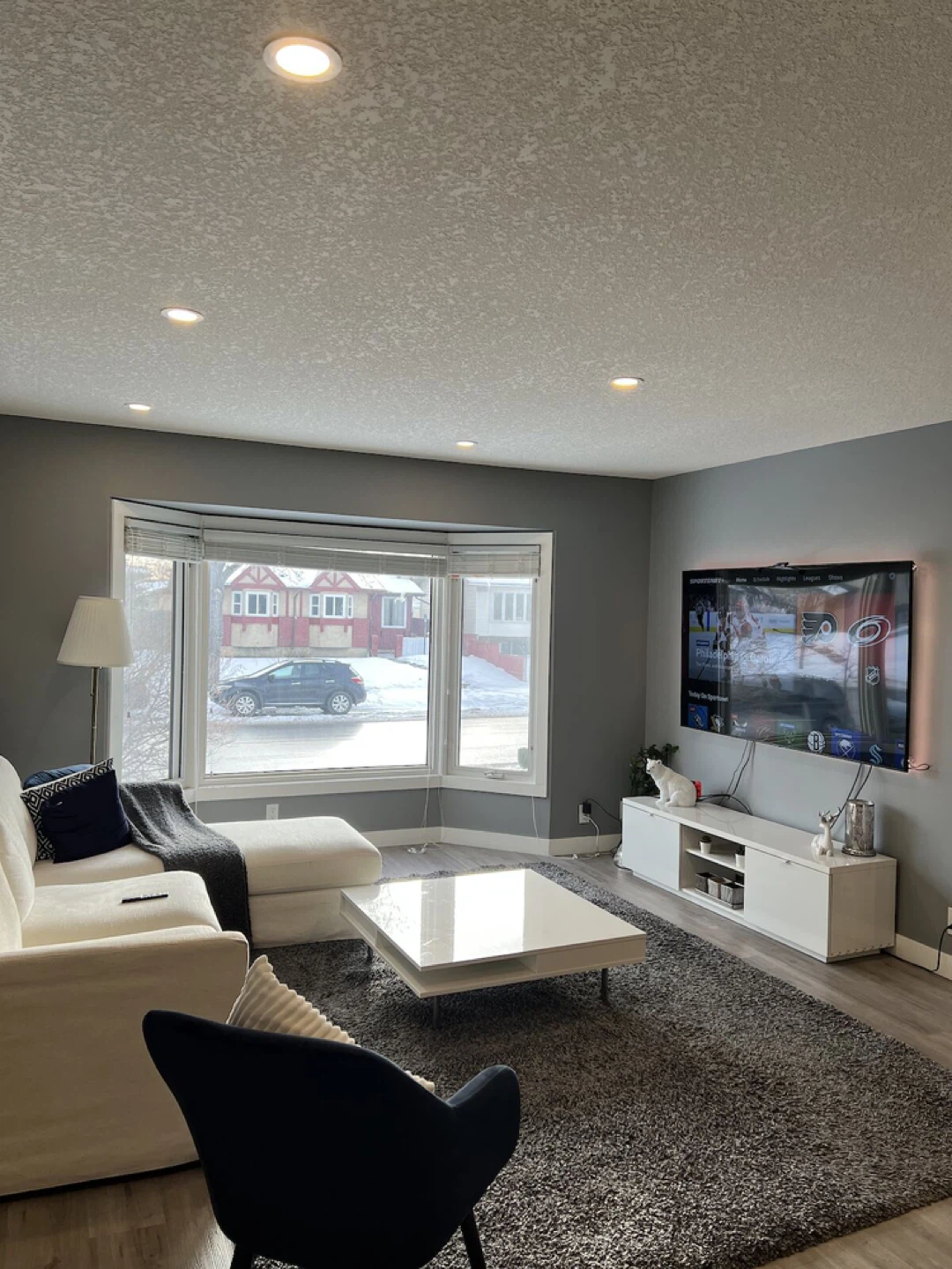 Beautiful Furnished 3 Bed 2 Bath Space - photo 2