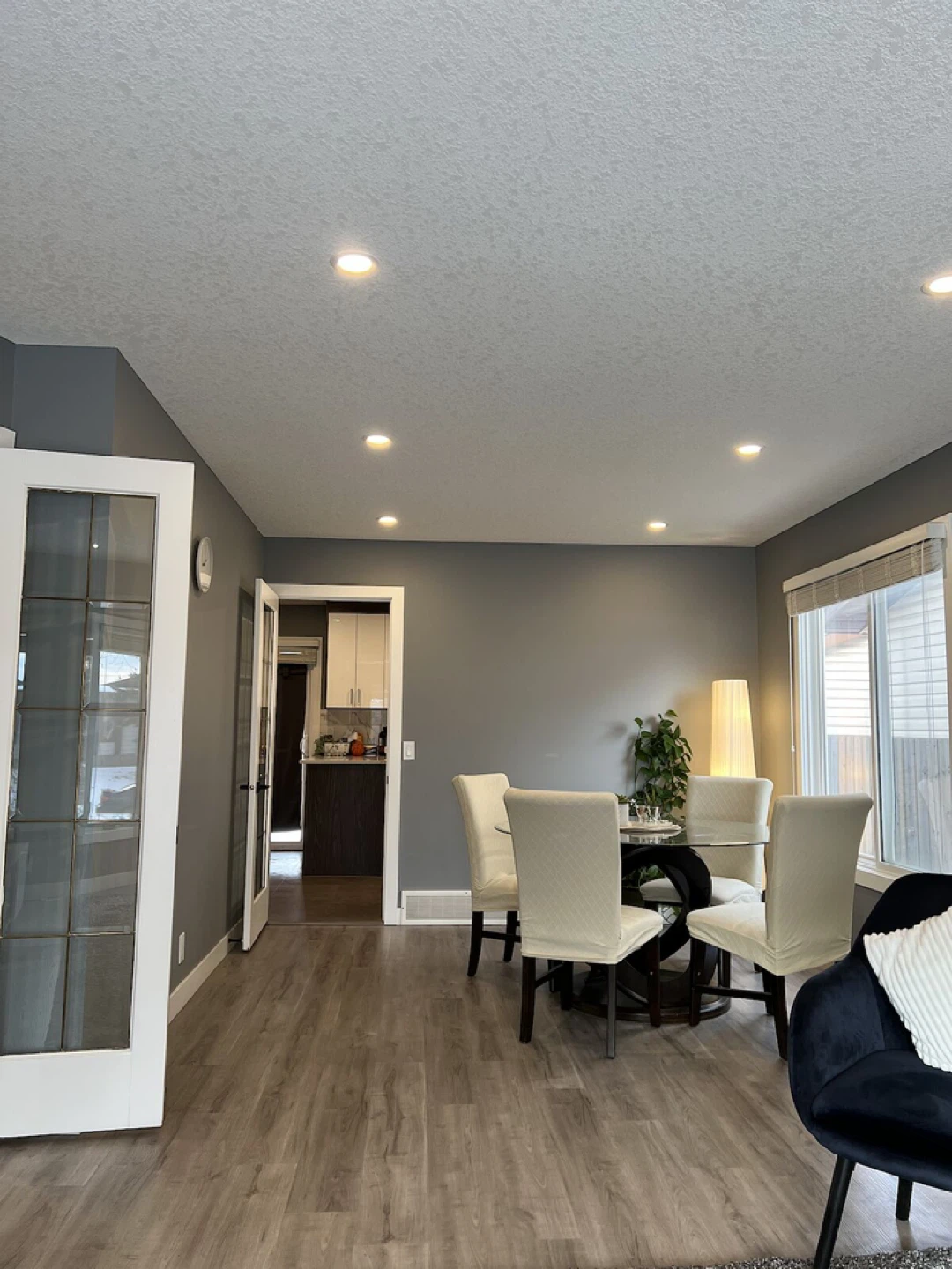 Beautiful Furnished 3 Bed 2 Bath Space - photo 3
